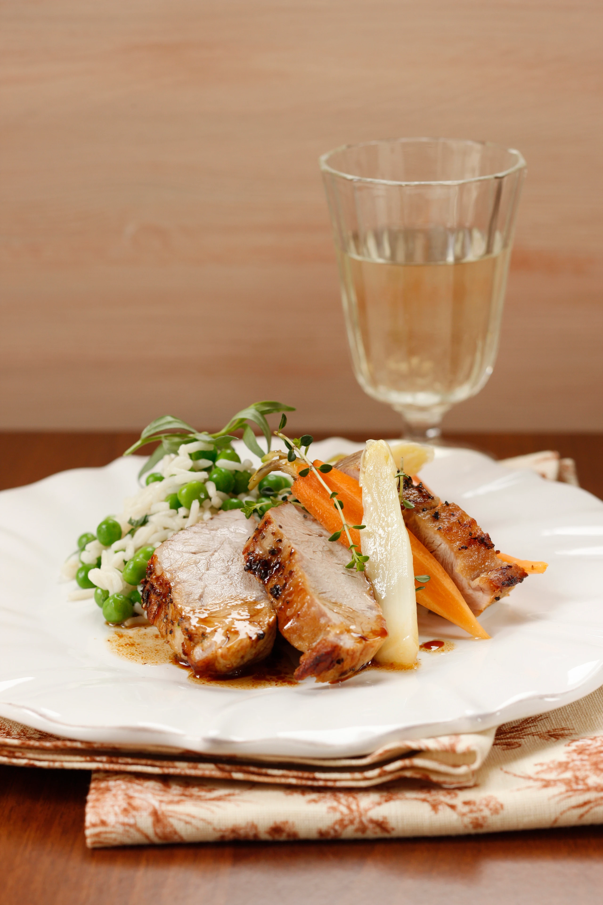 Kalbsschulter mit Junggemüse und Erbsenreis