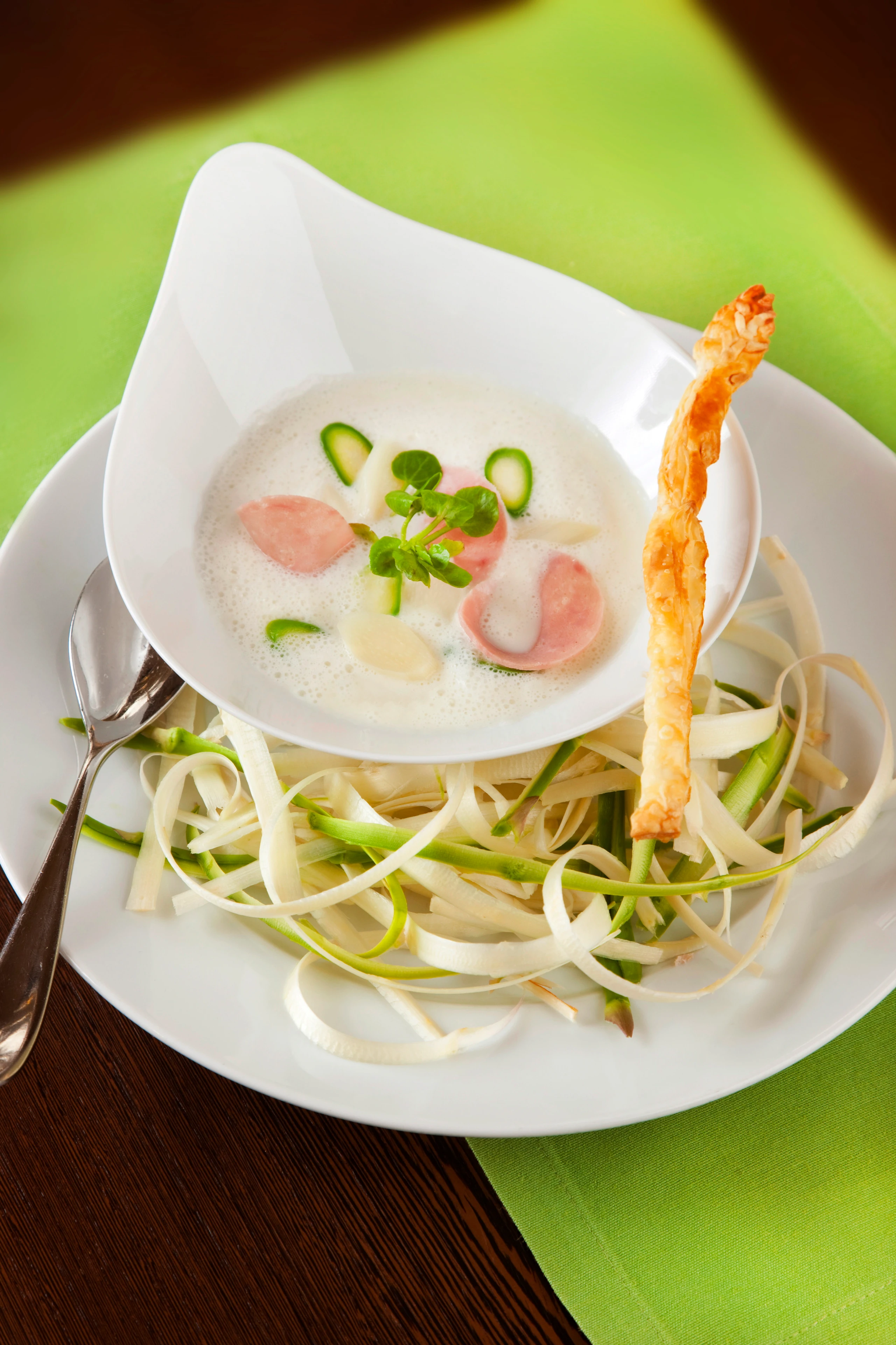 Spargelsuppe mit Schinken und Kresse
