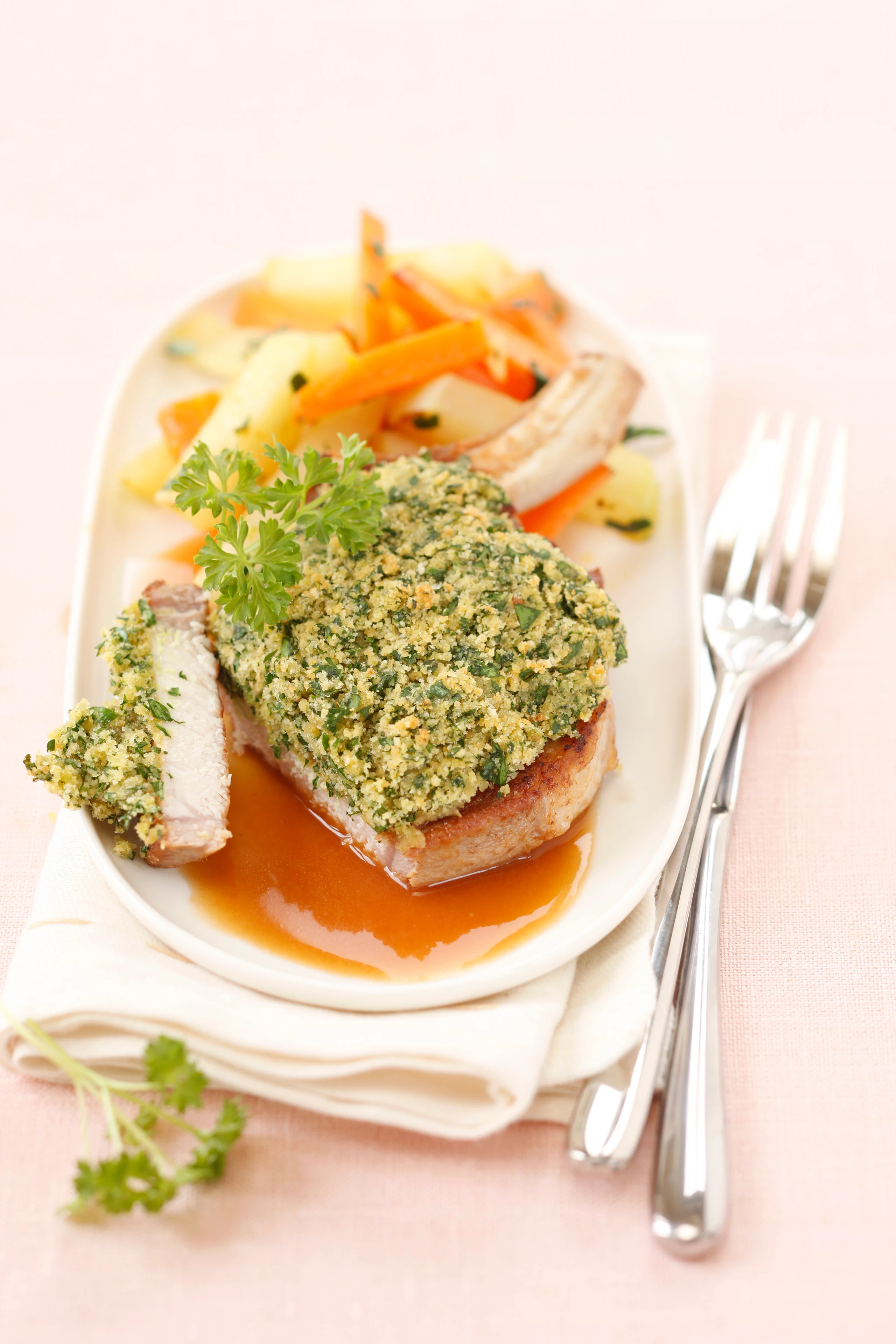 Überbackenes Schweinssteak mit gedünstetem Gemüse