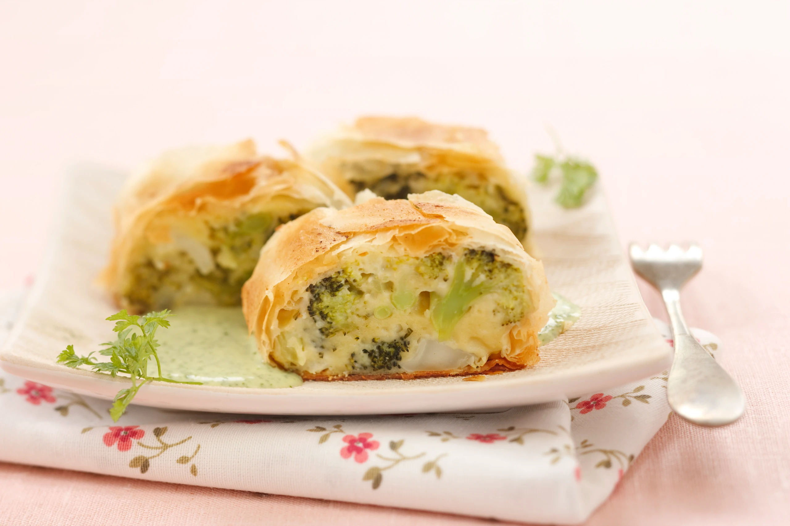 Brokkoli-Karfiolstrudel mit Kerbelsauce