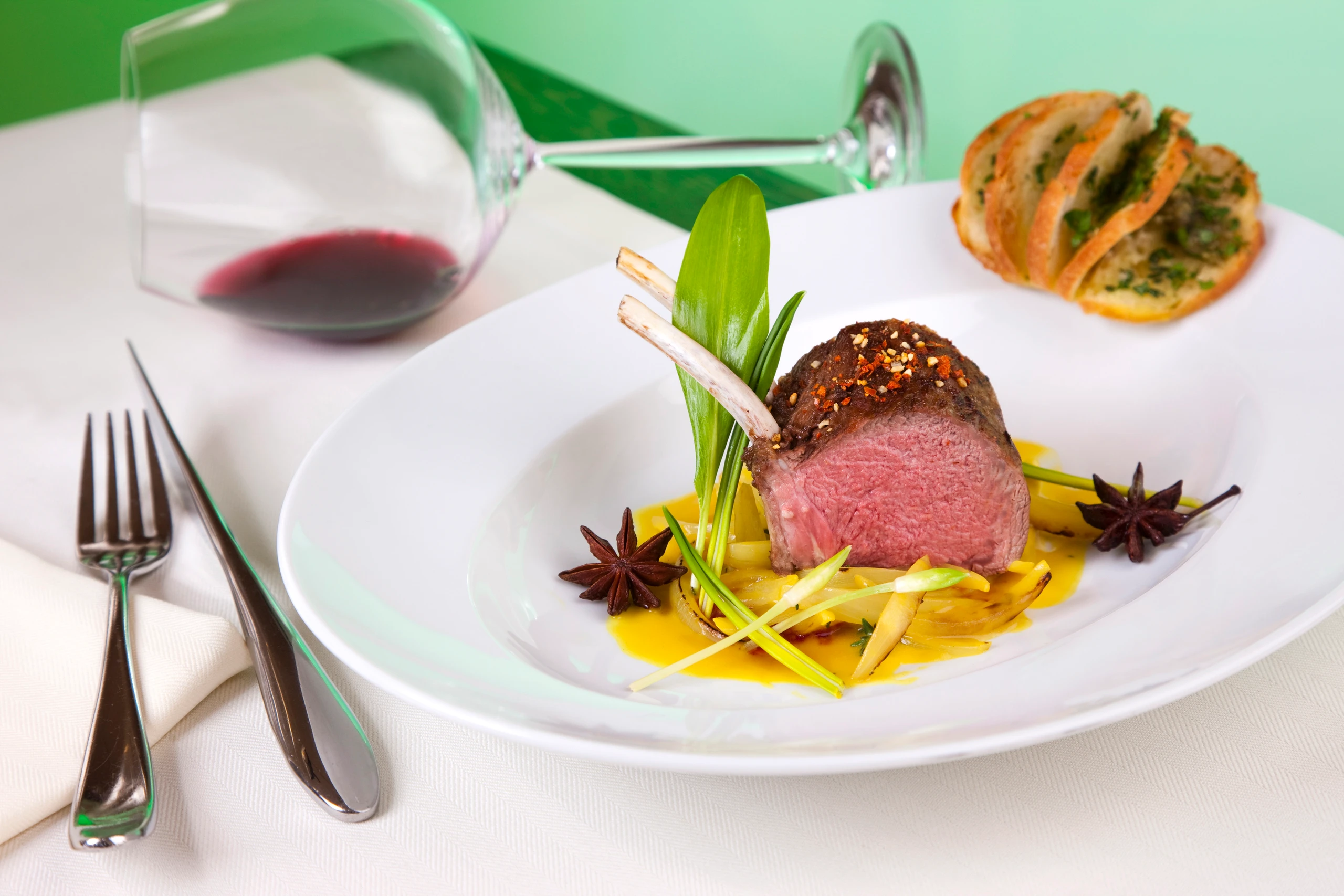 Lammrückenfilet auf Curryzwiebeln