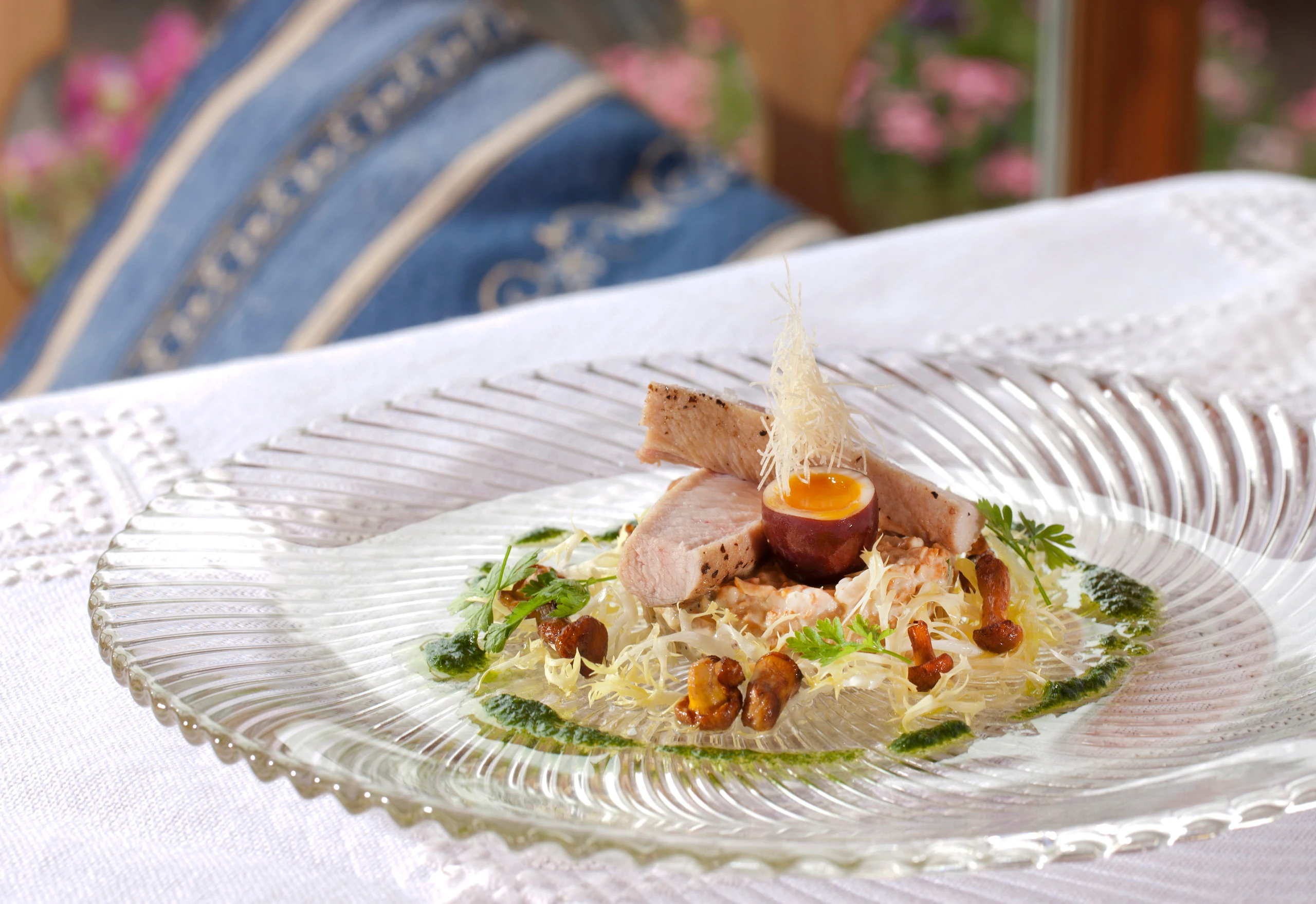 Eierschwammerlcreme mit Kaninchen und Wachtelei