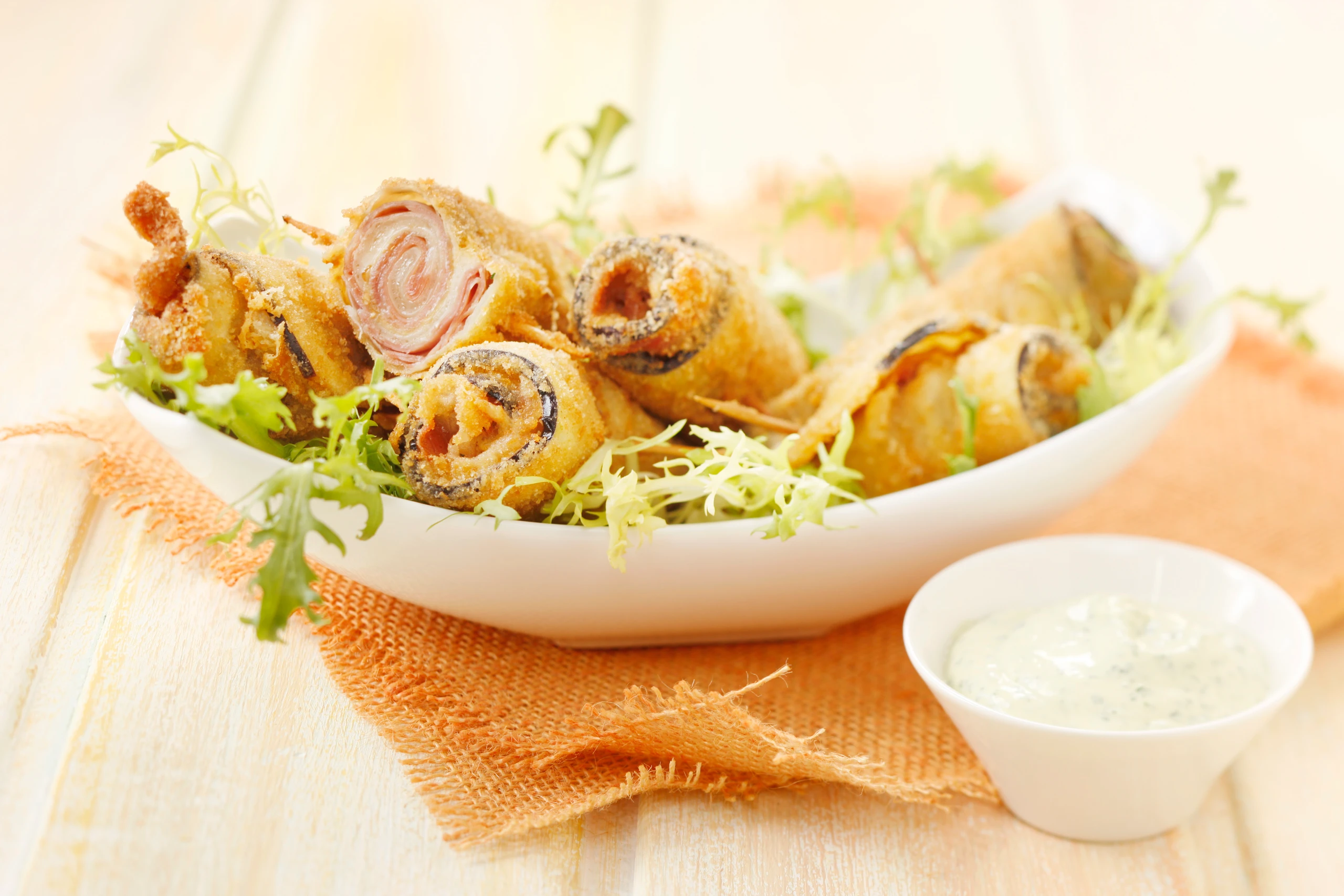 Gefüllte Melanzaniröllchen mit Kräutersauce