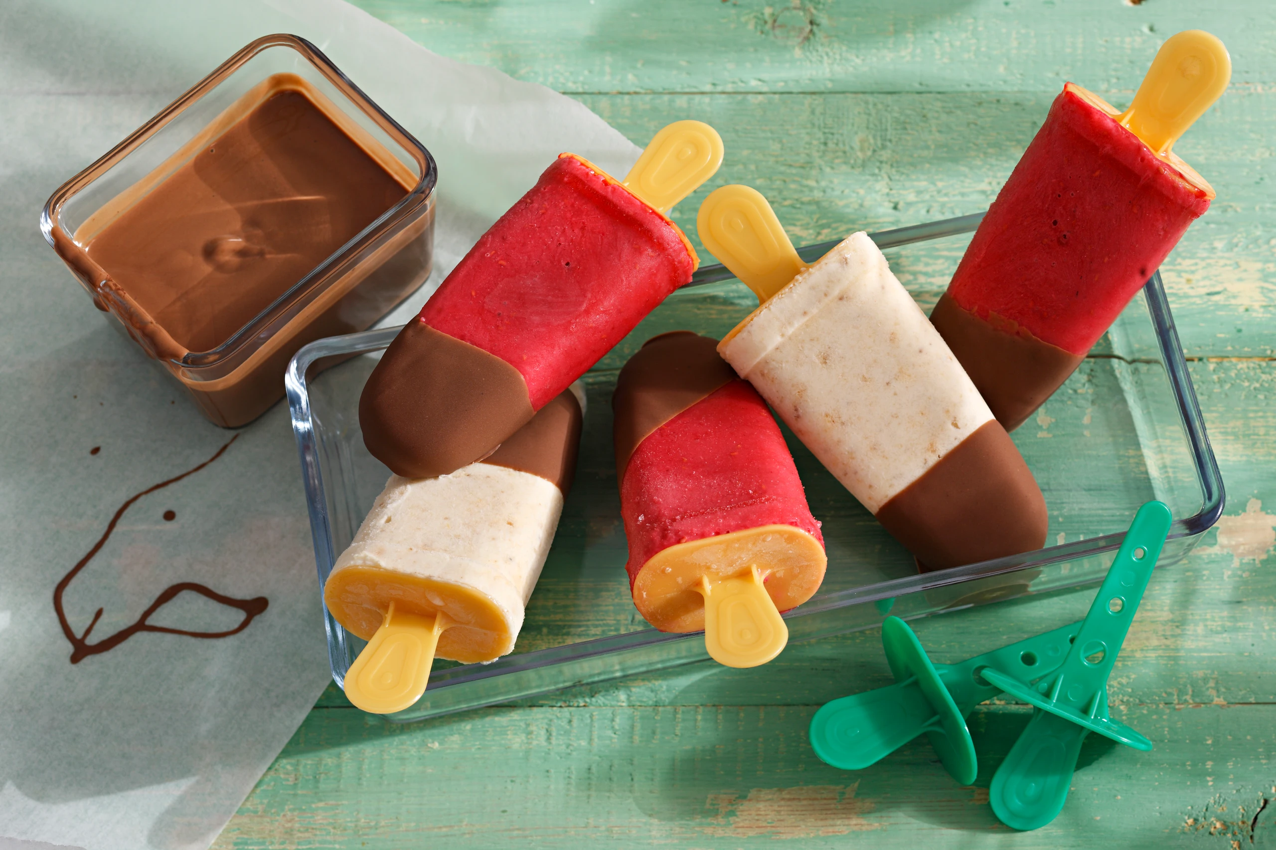 Krokant-Lollis und Himbeer-Joghurt-Lollis