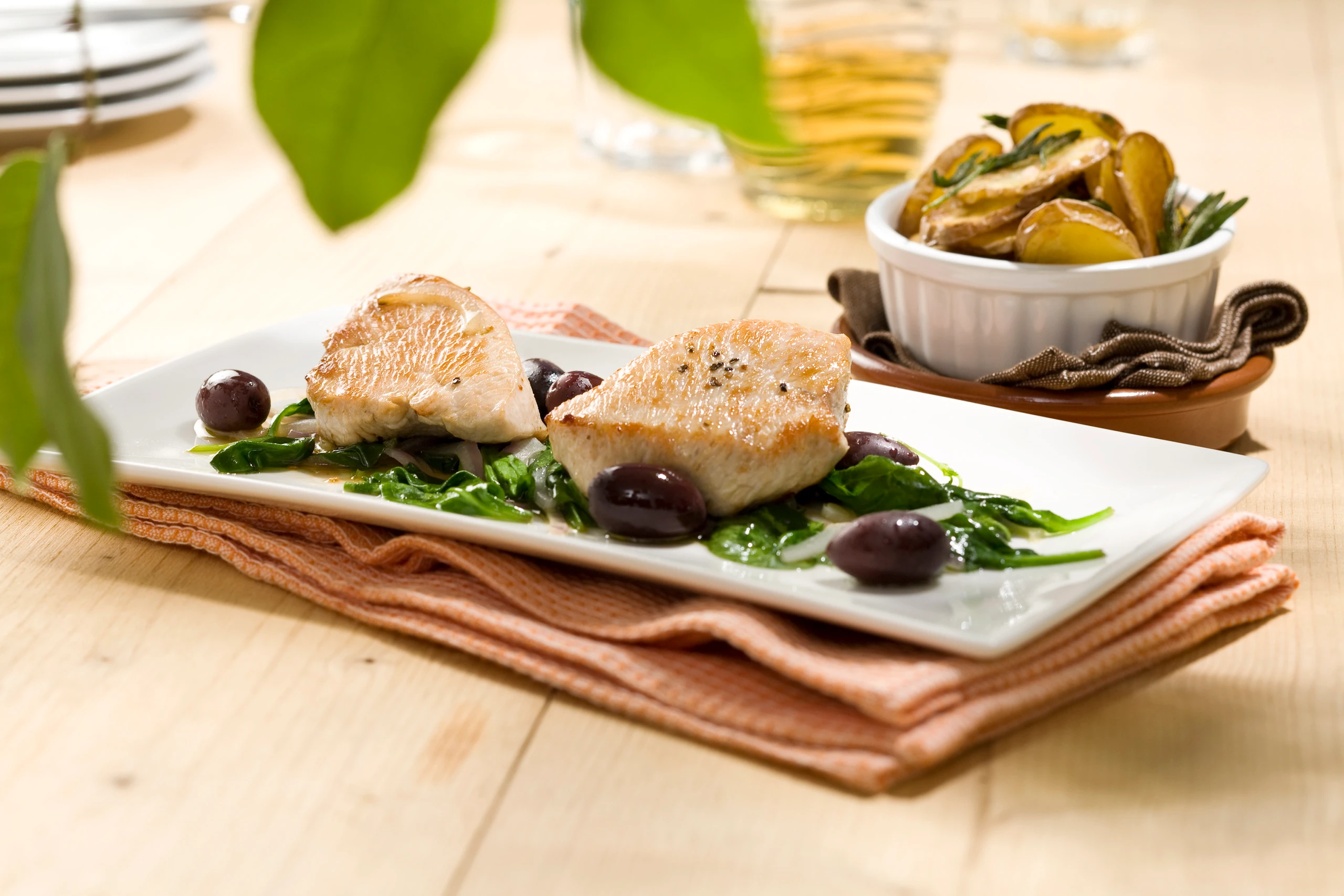 Putenmedaillons mit Spinat und Oliven