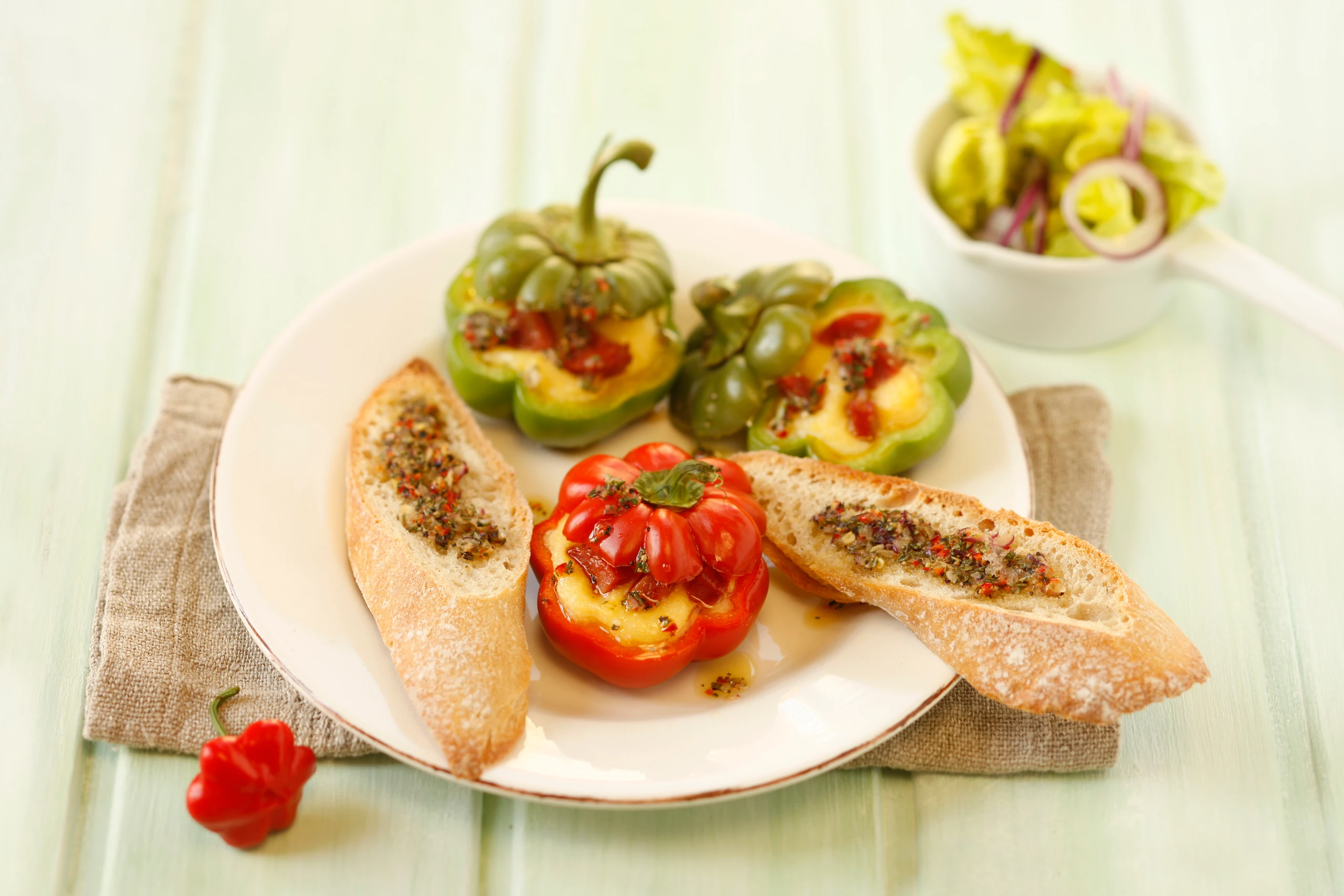 Mit Polenta und Chorizo gefüllte Paprika