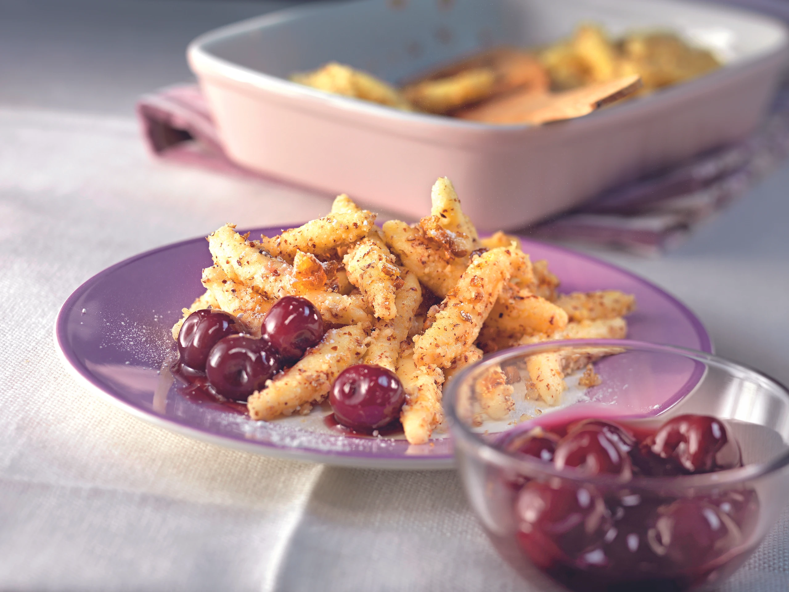 Topfen-Nussnudeln mit Kirschen