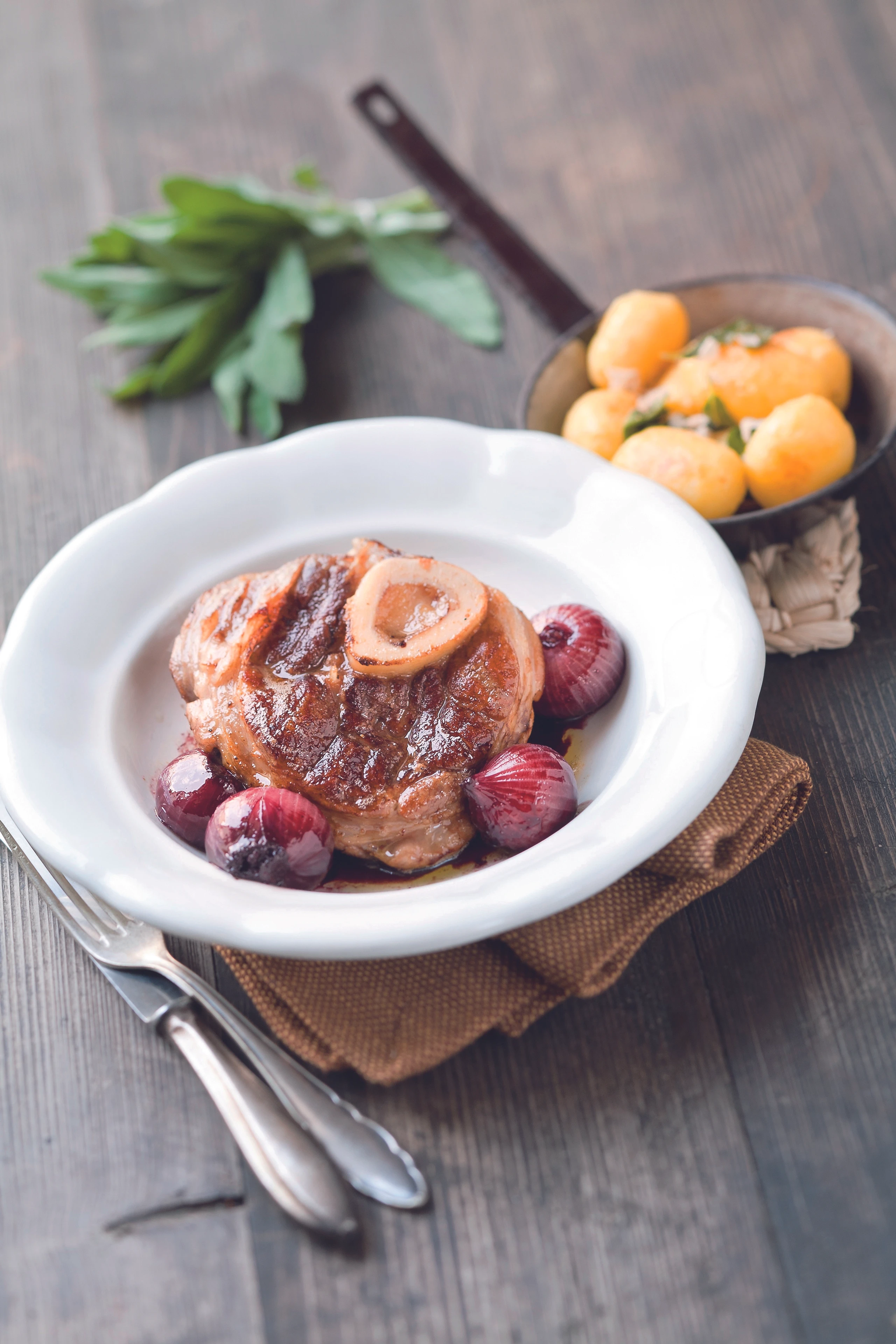 Ossobuco mit Rotweinschalotten und Salbeierdäpfeln