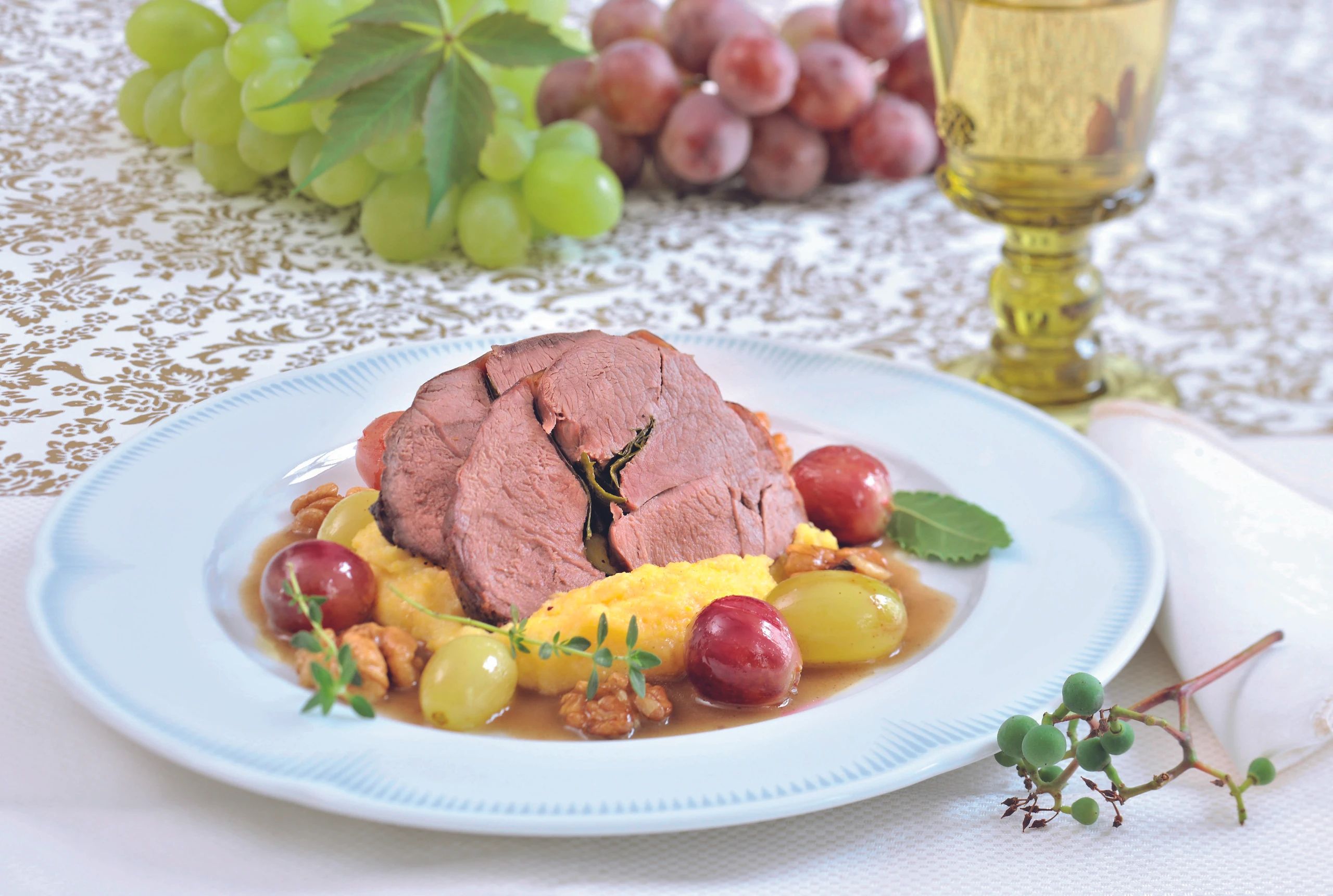 Rehschulter mit Trauben und Nüssen