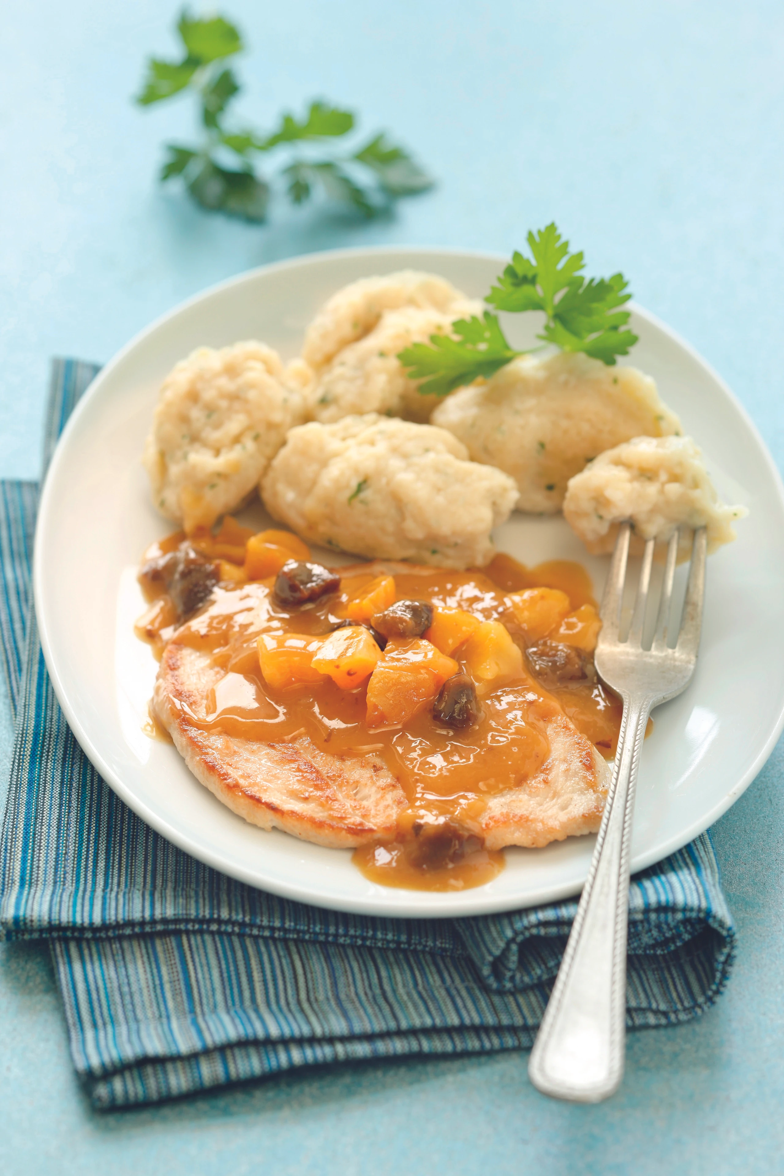 Schweinsschnitzel mit Nockerln und Trockenfrüchtesauce
