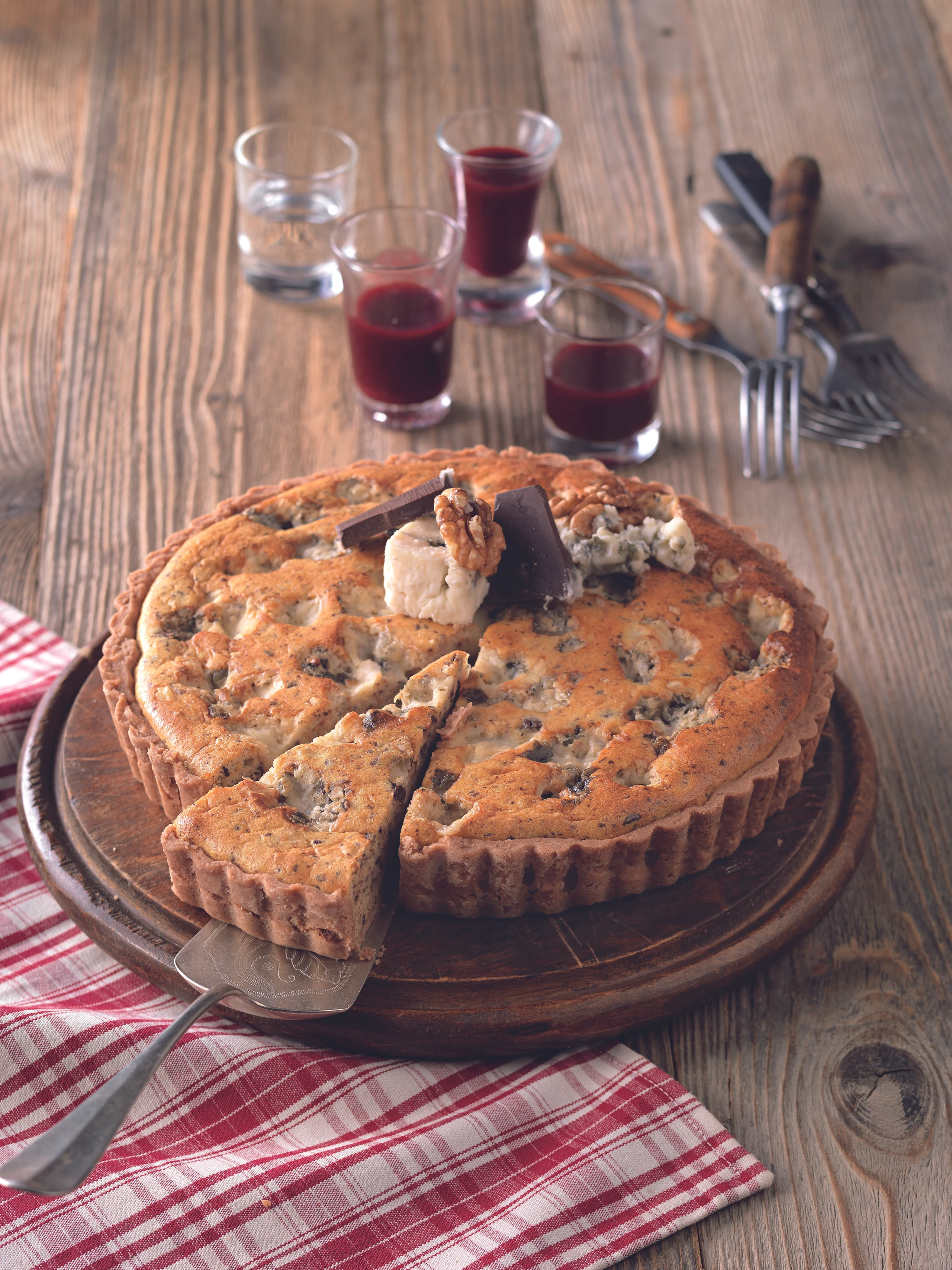 Roquefort-Tarte mit Schokolade und Dirndlsauce