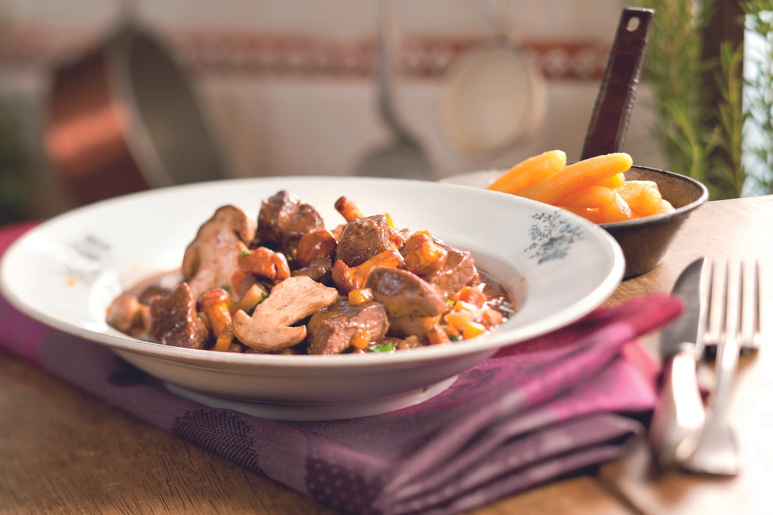 Rehragout mit Pilzen und Schupfnudeln