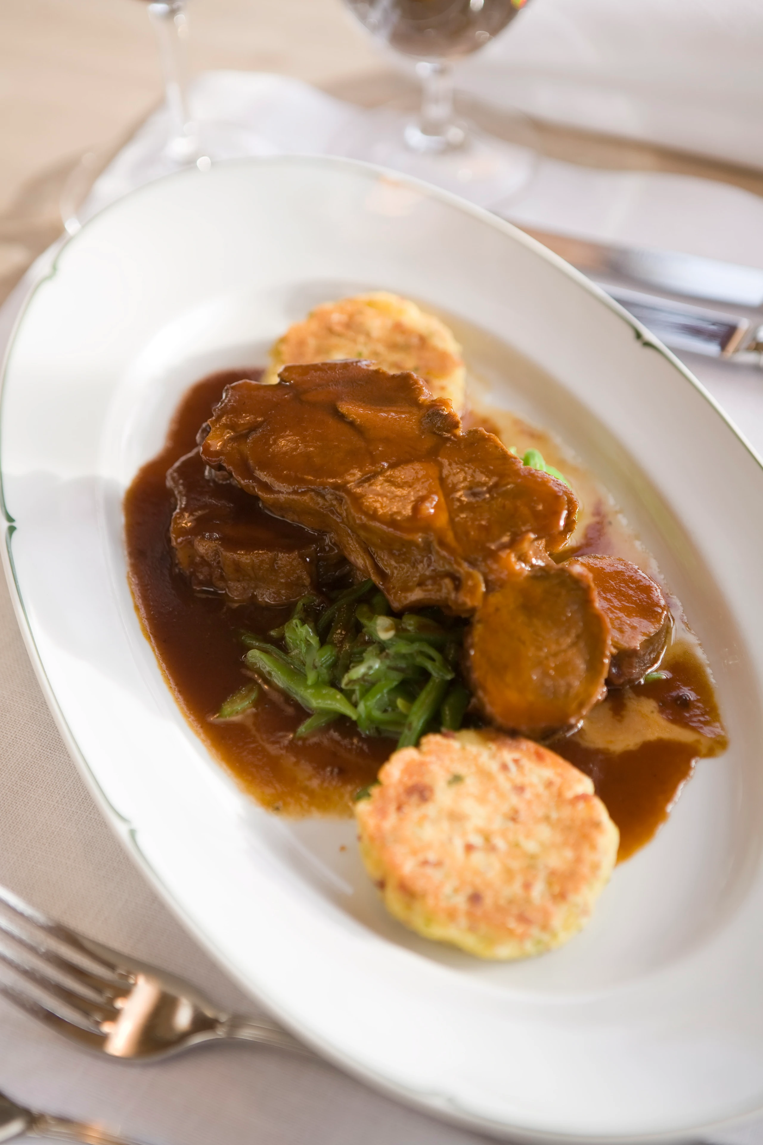 Geschmorte Lammschulter mit Erdäpfel-Speck-Talern