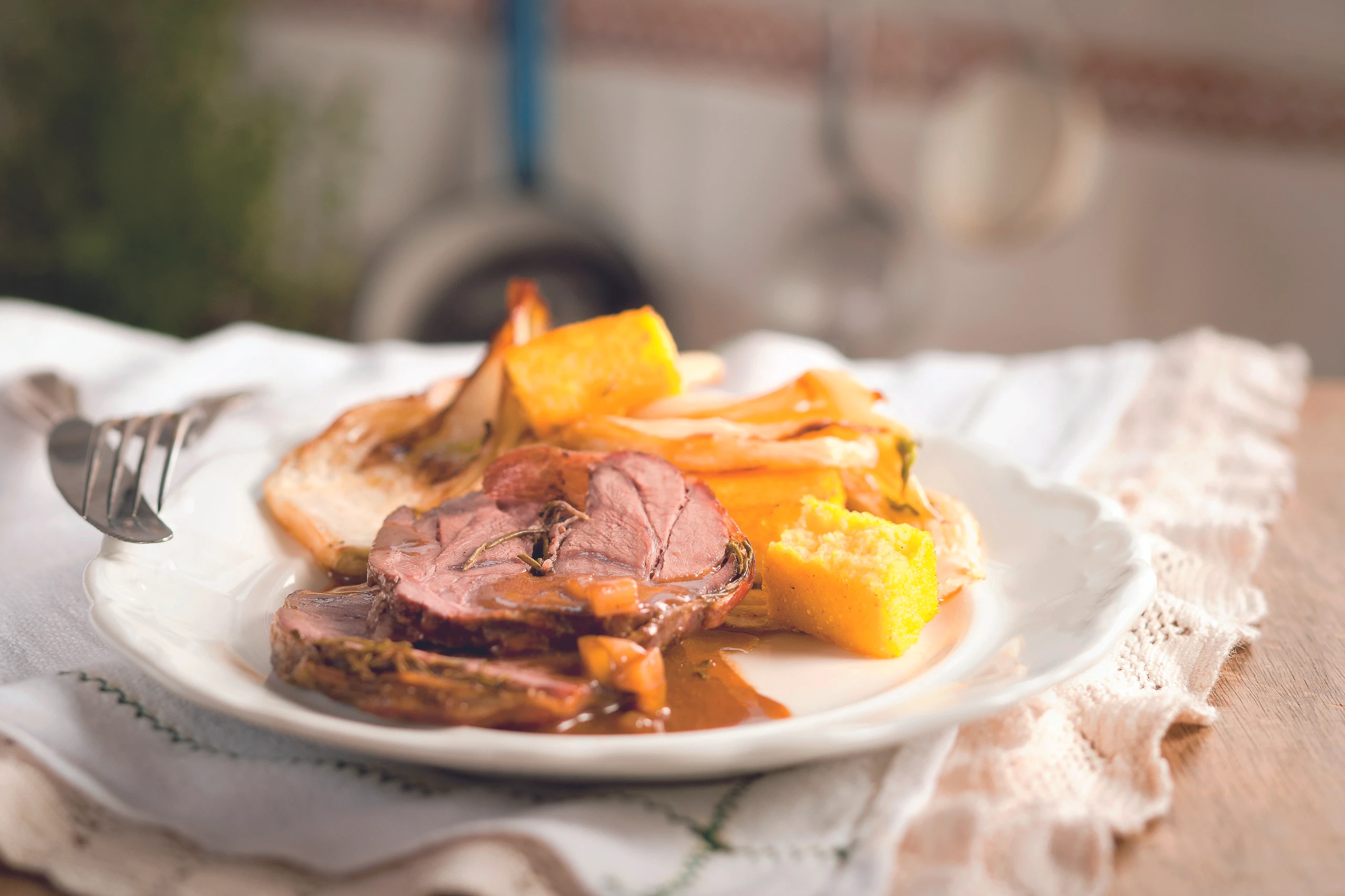 Wildschweinbraten im Rosmarin-Prosciutto-Mantel