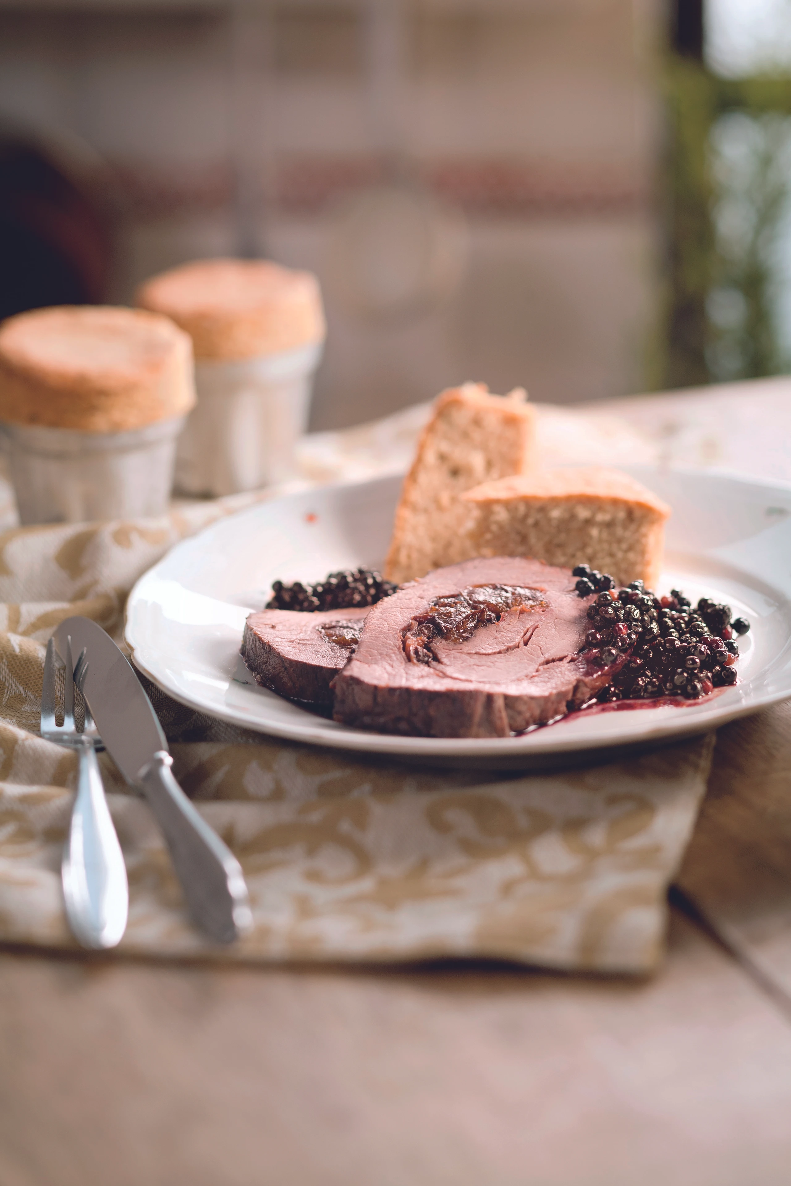 Hirschbraten mit Holler-Rotweinsauce und Nusskuchen