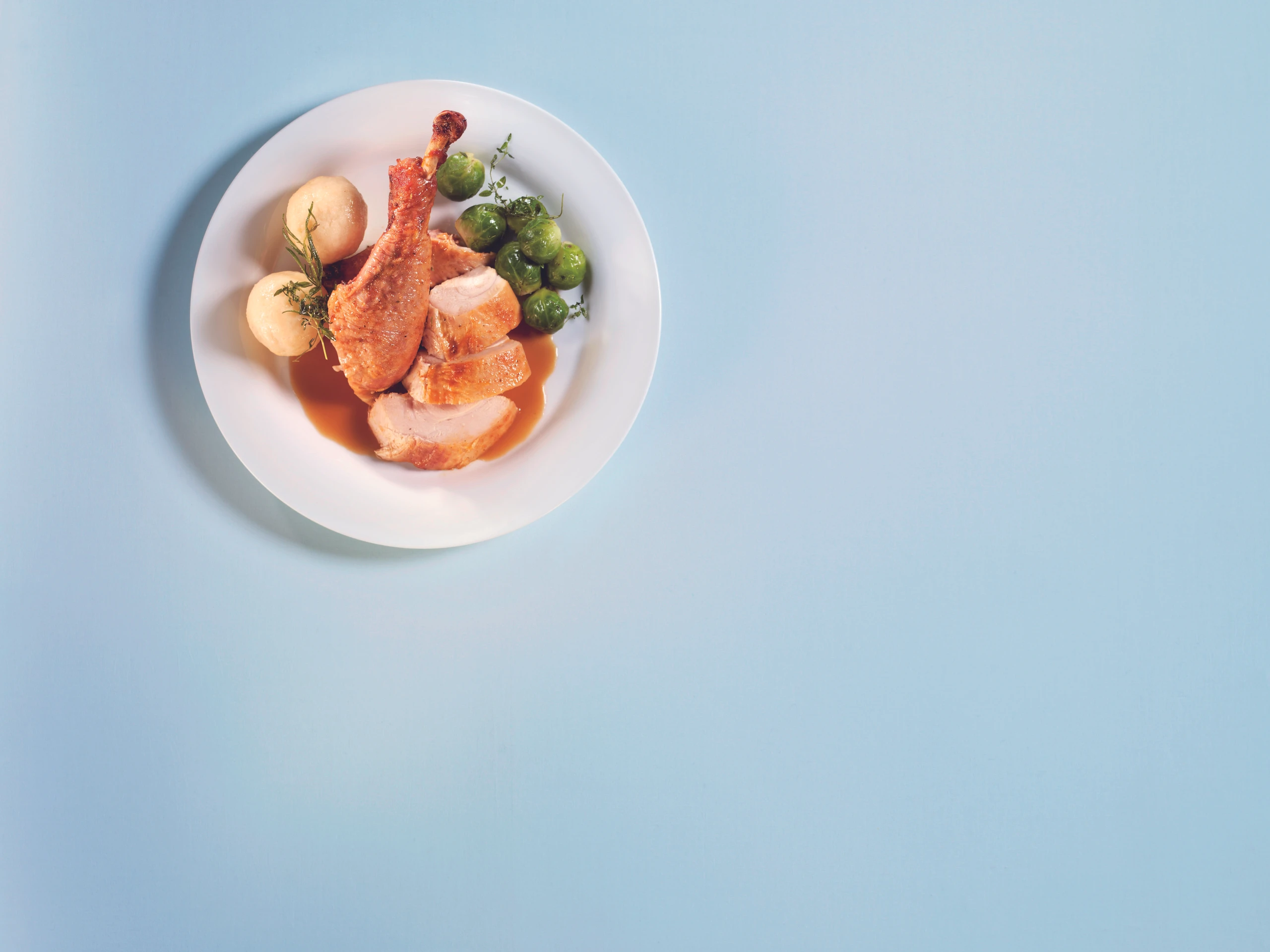 Gefüllter Truthahn mit Erdäpfelknödeln und Kohlsprossen