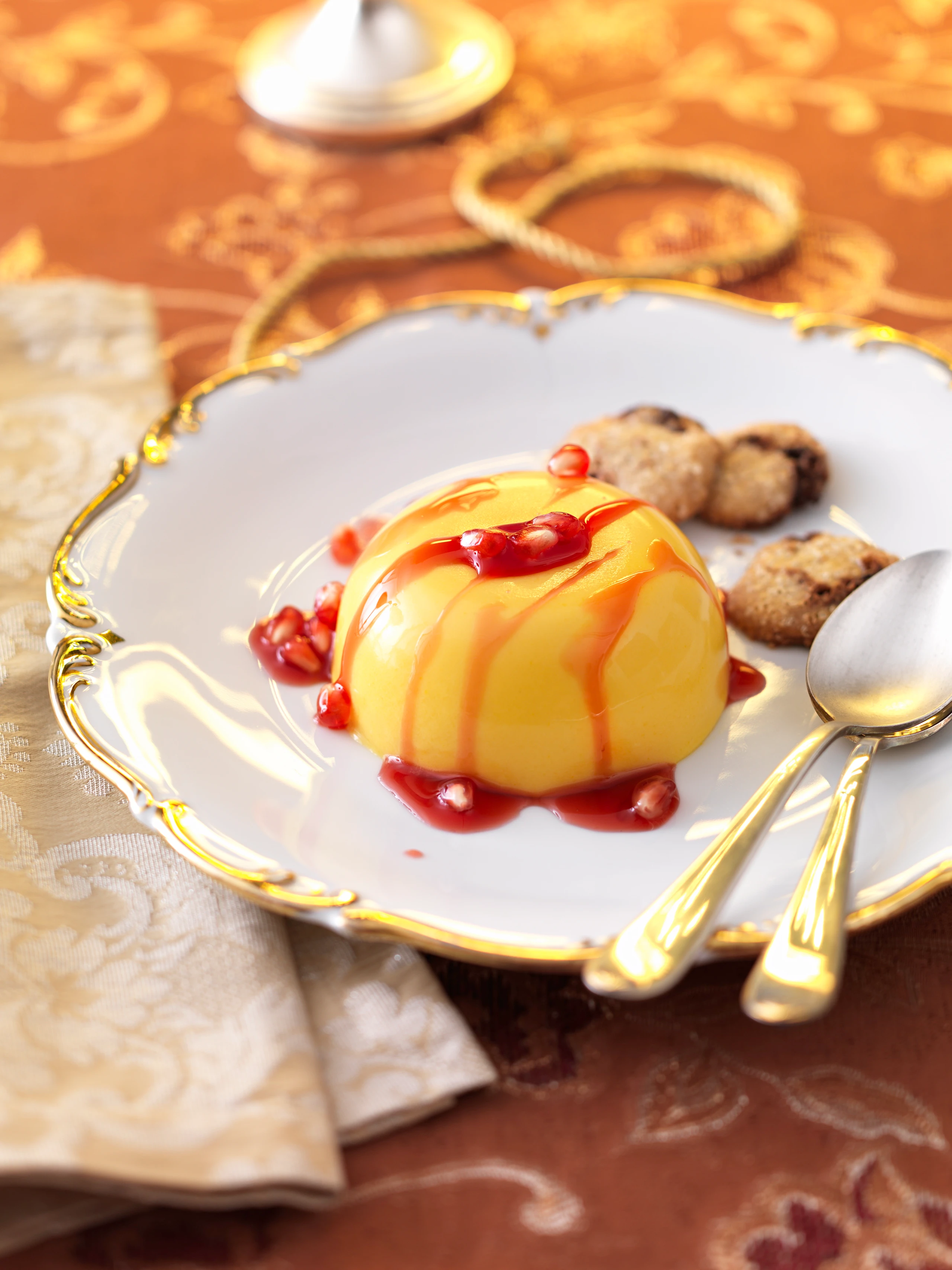 Mangopudding mit Granatapfelsauce und Zimtplätzchen