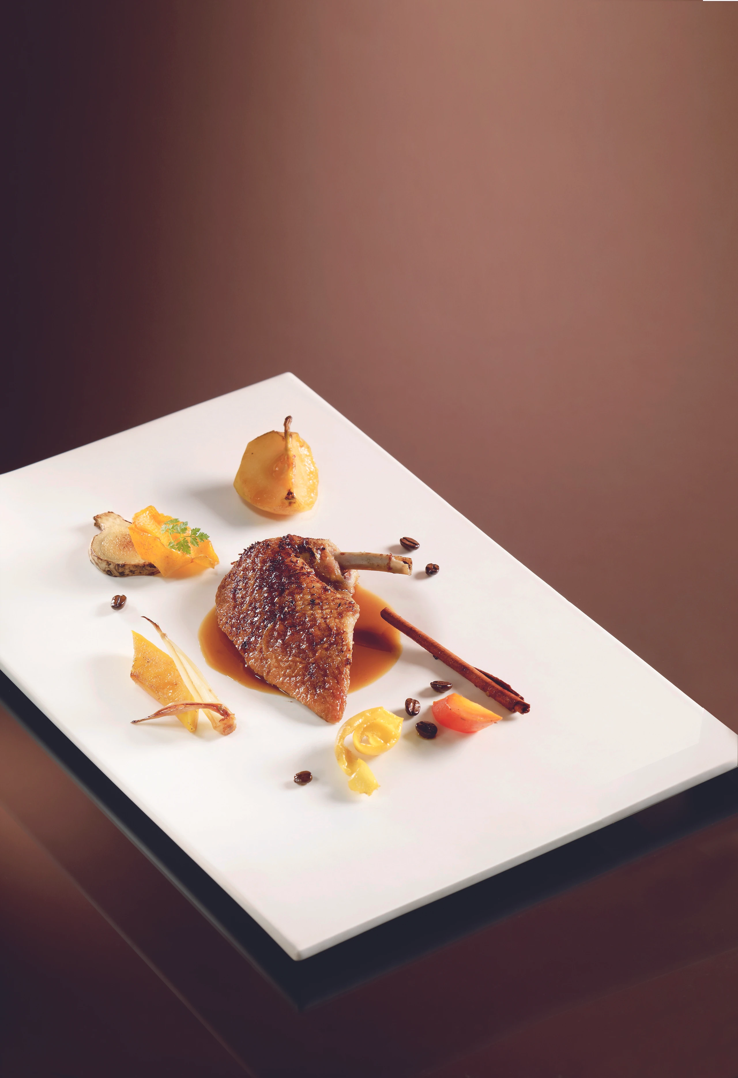 Gebratene Ente mit Kaffee und Wurzelgemüse