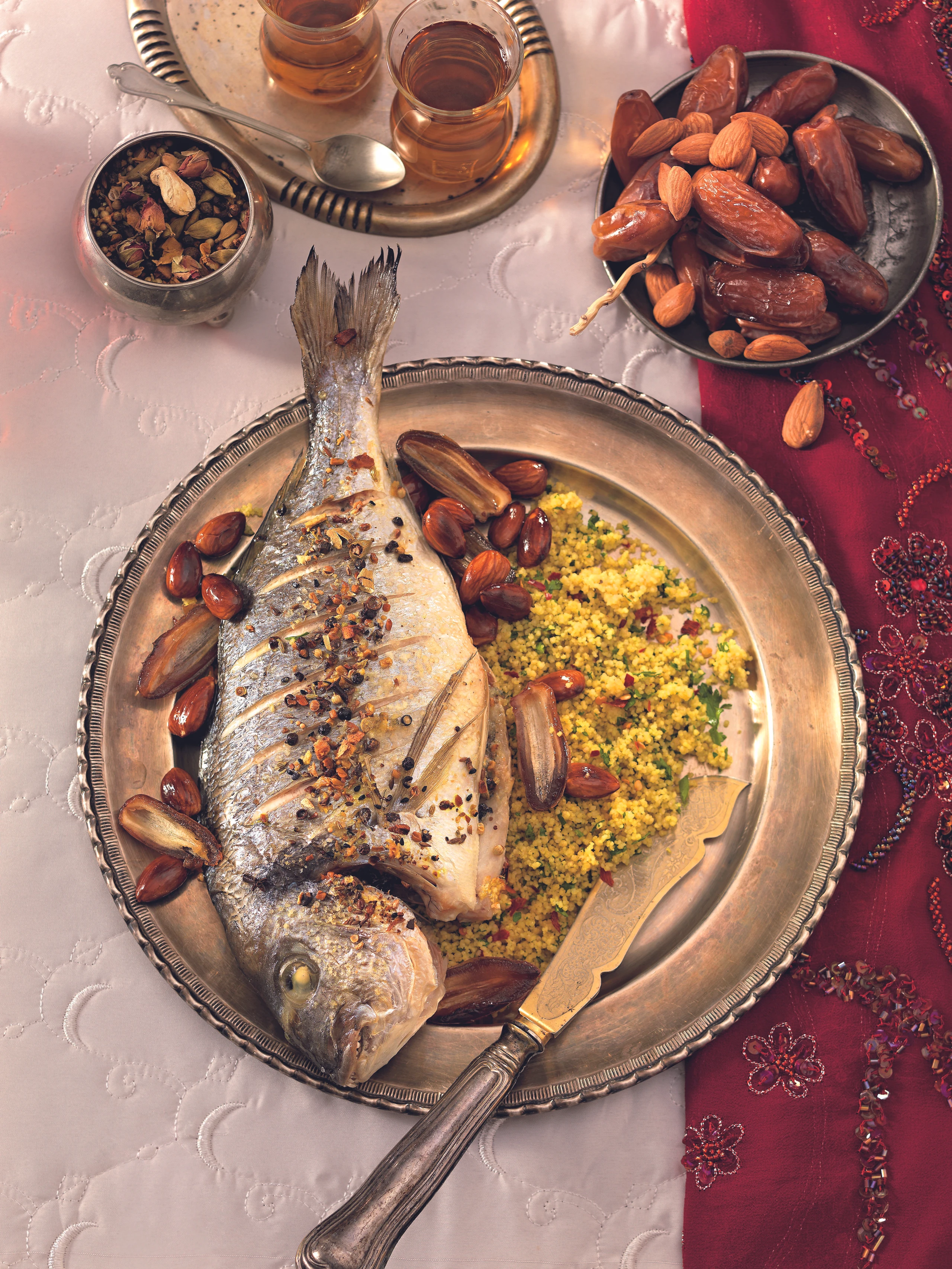 Ras-el-Hanout-Dorade mit Datteln, Mandeln und Petersil-Couscous