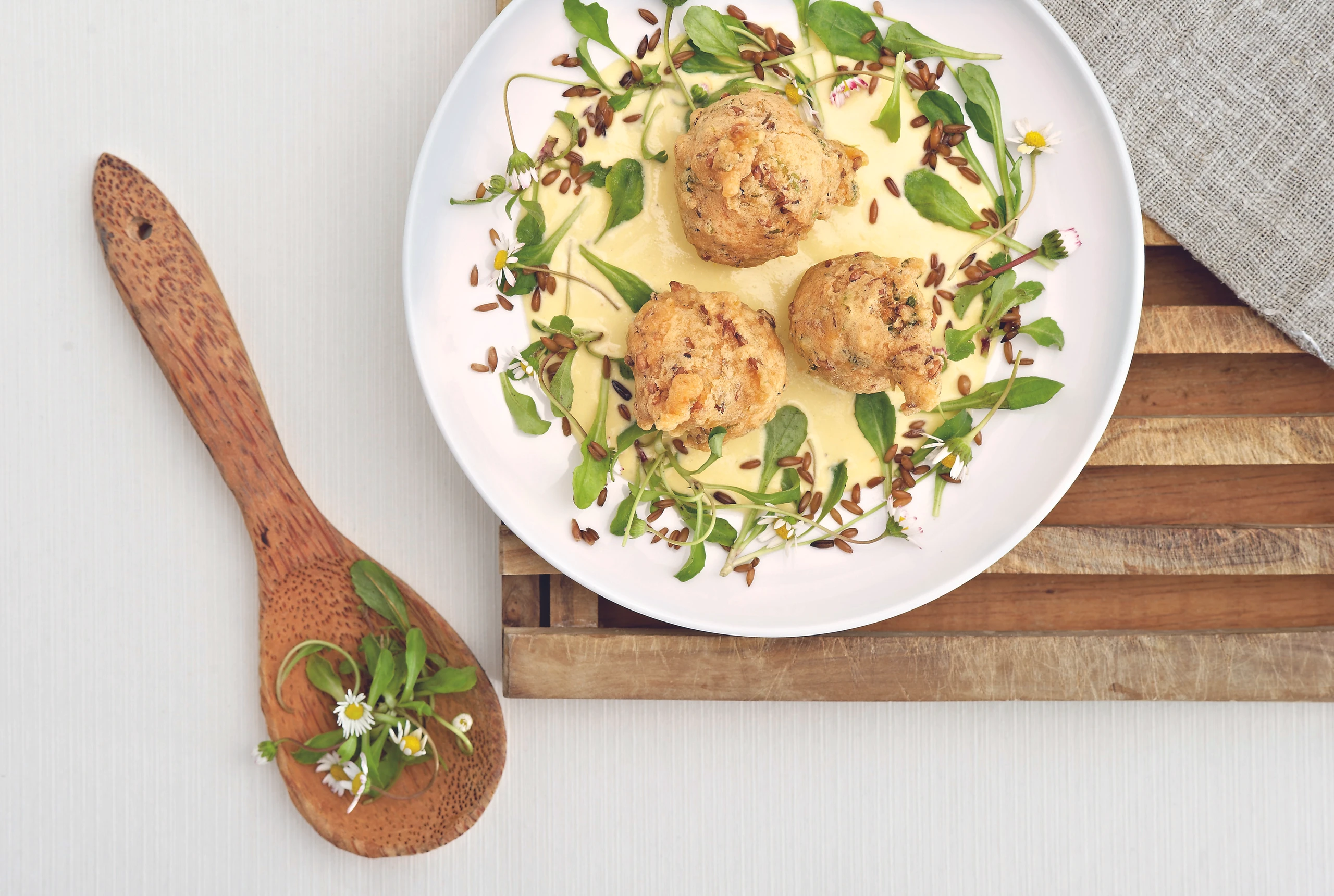 Gänseblümchen-Waldstaudenkornbeignets