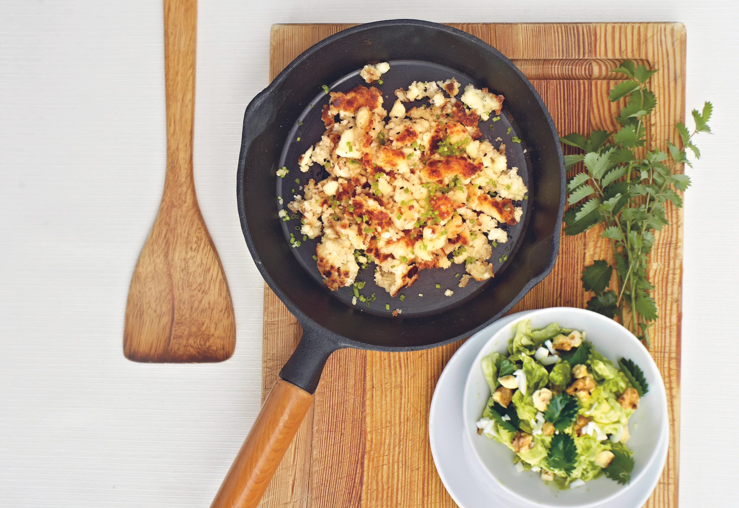 Mühlviertler Topfensterz mit Pimpinelle-Nuss-Salat