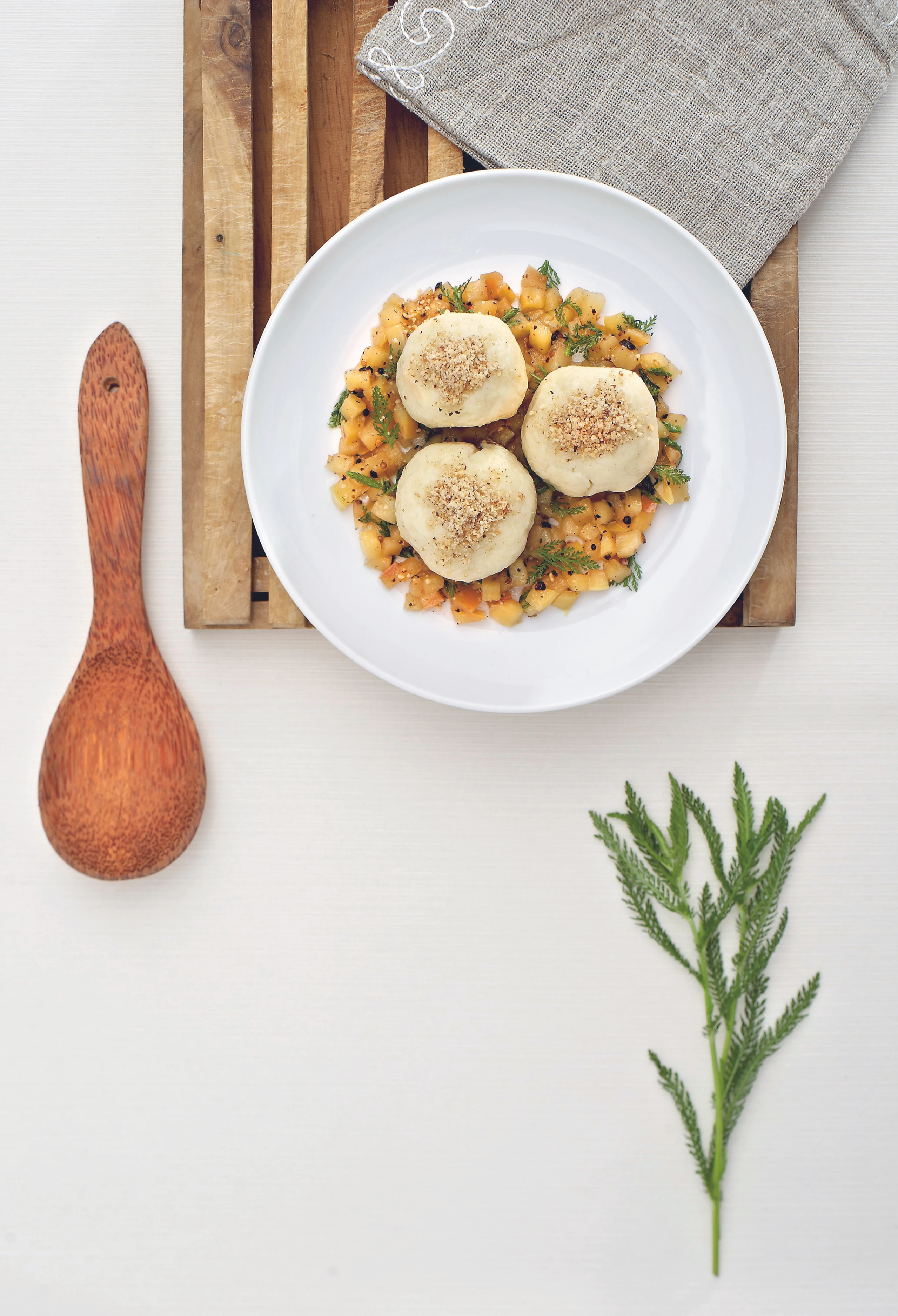 Erdäpfel-Schafkäseknödel mit Schafgarbe