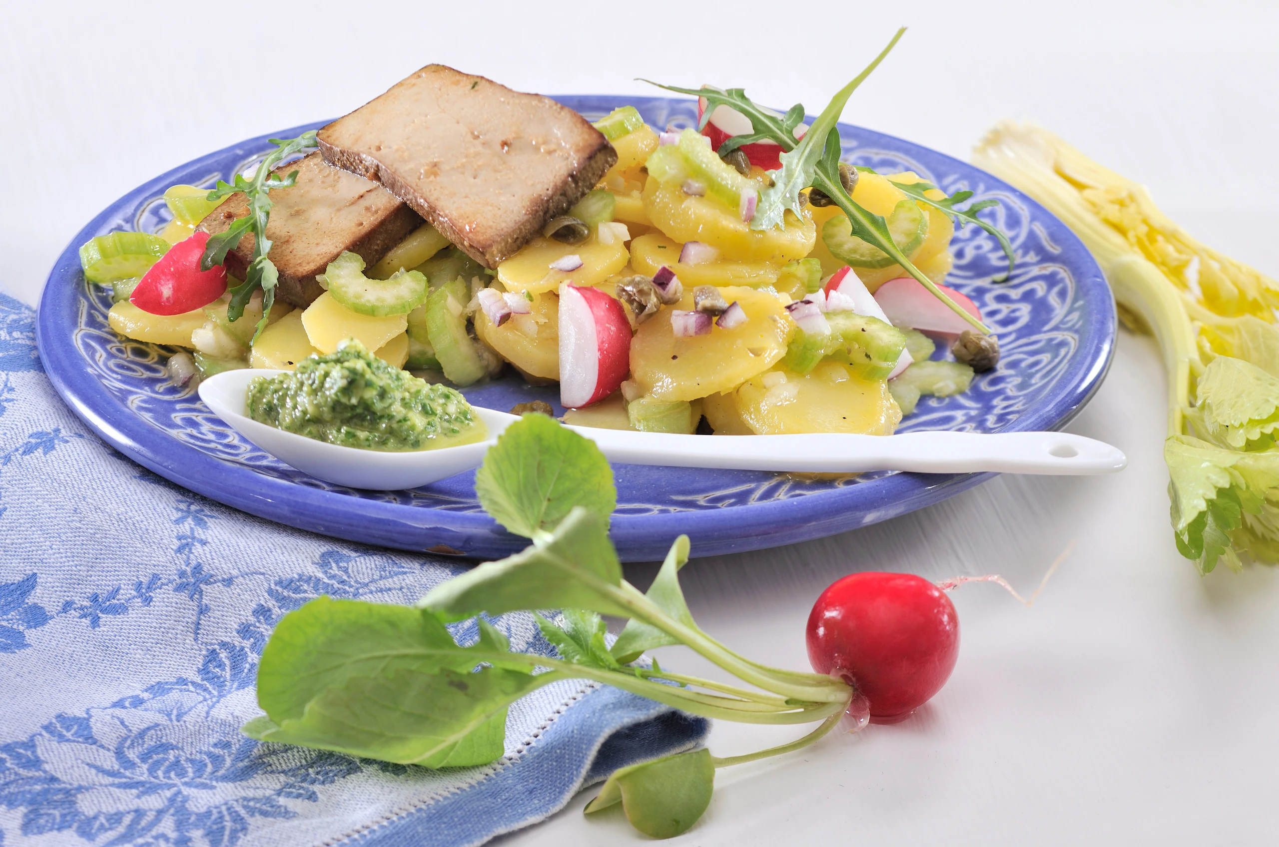 Erdäpfel-Sellerie-Salat mit Räuchertofu