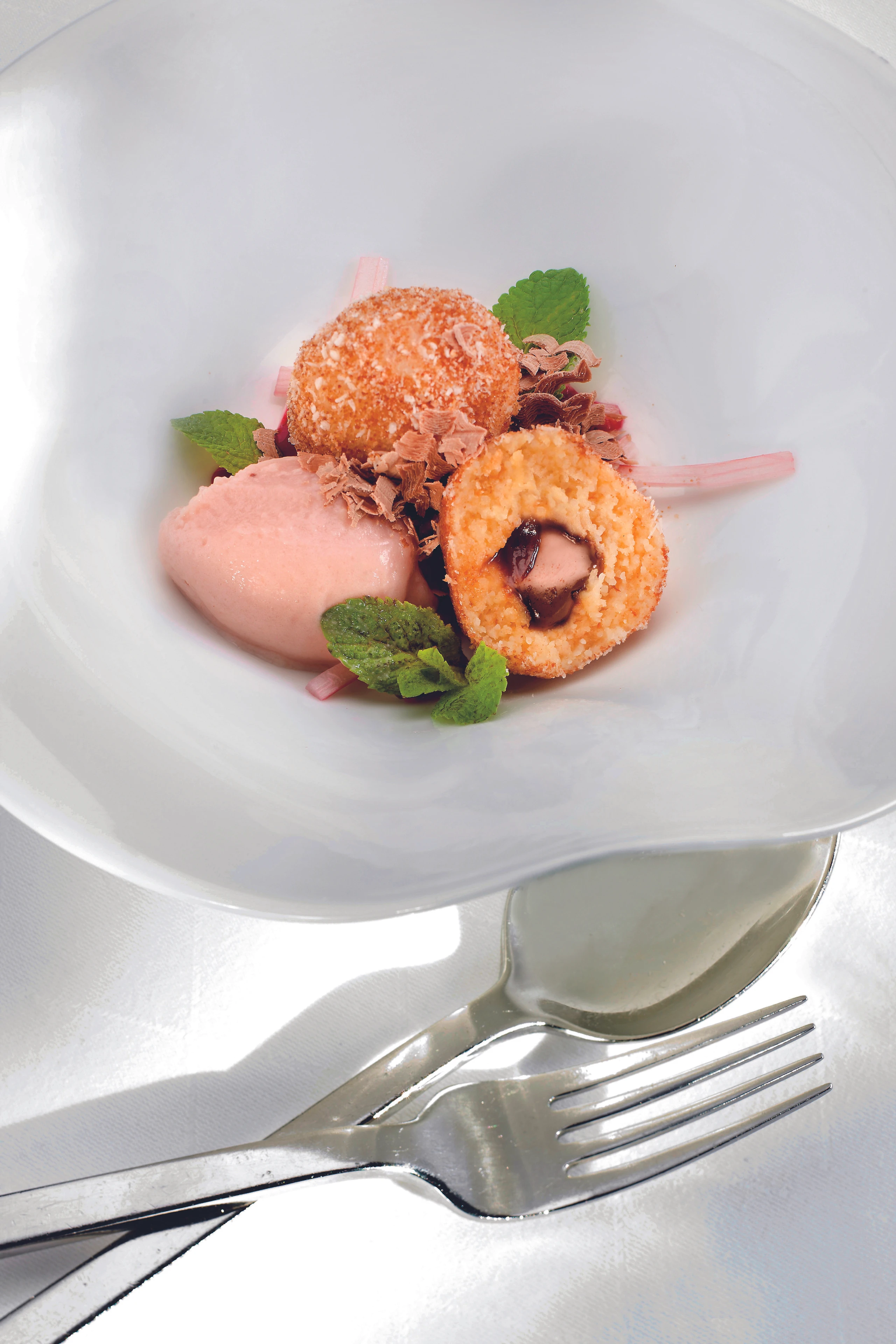 Grieß-Nougatknödel mit Rhabarbermousse