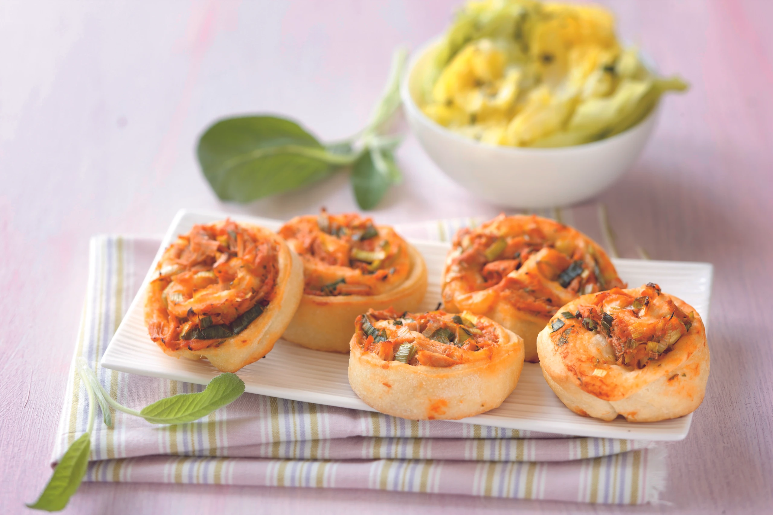 Pikante Thunfisch-Pizzaröllchen mit buntem Salat