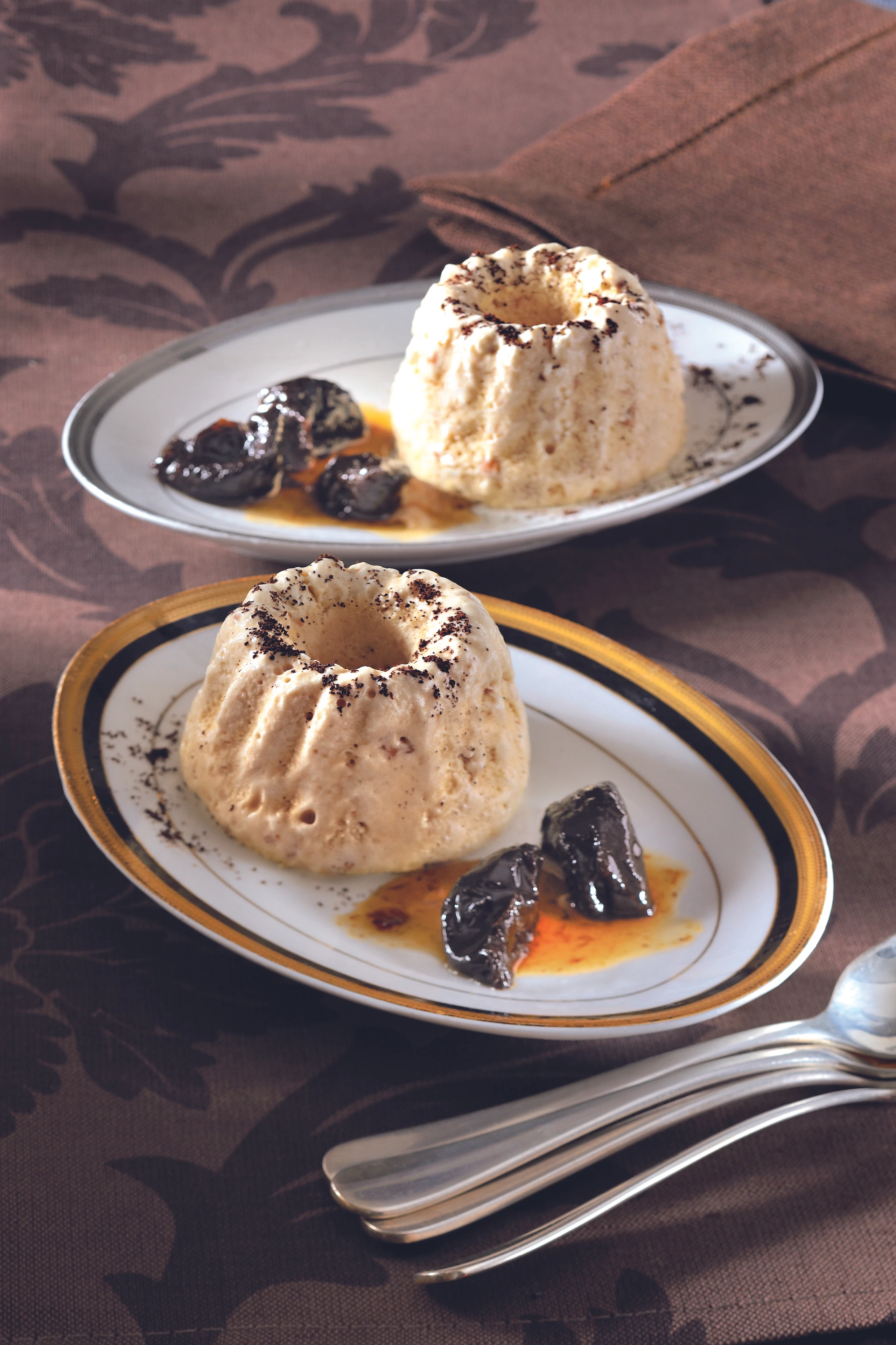 Kaffeeparfait mit Pflaumen