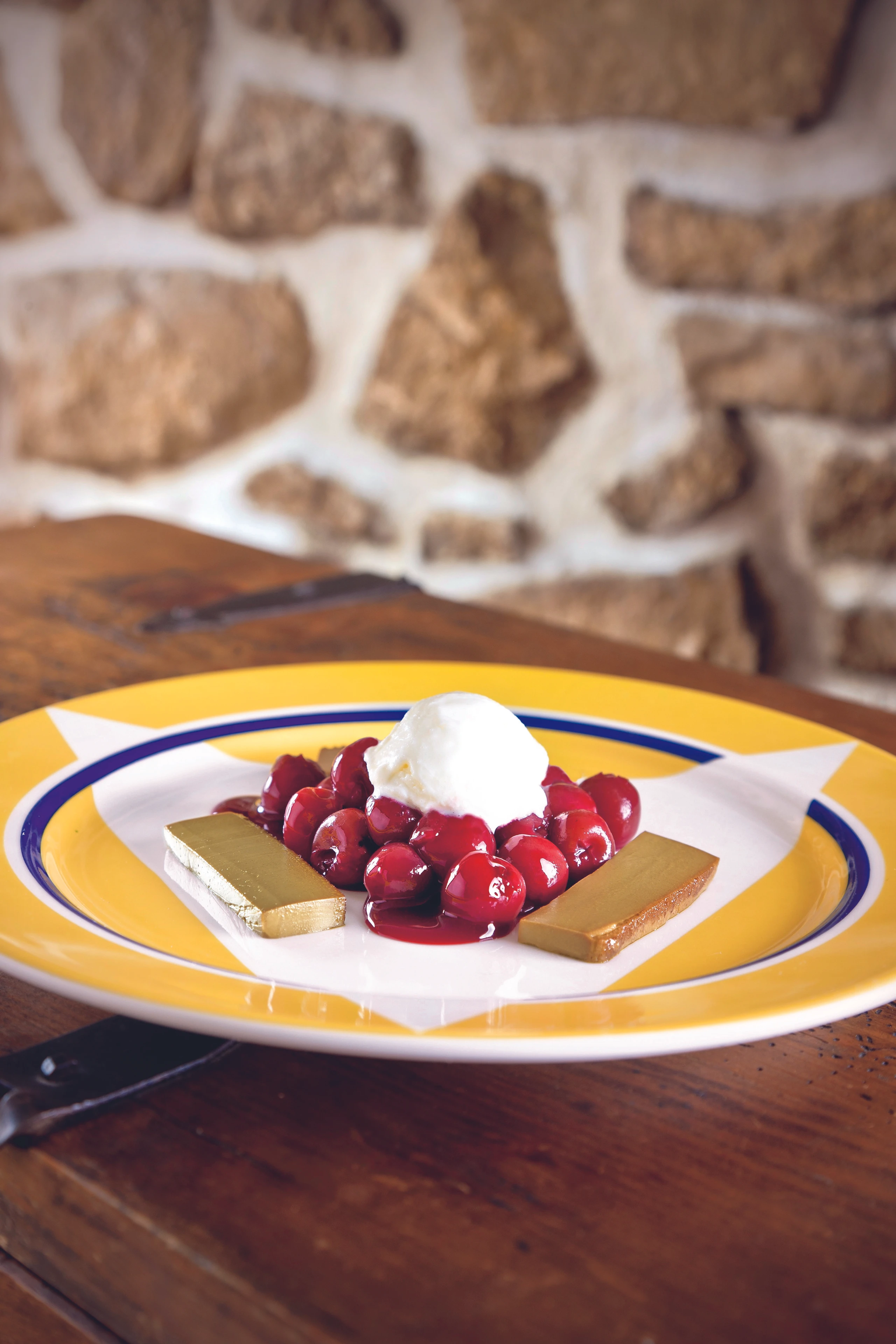 Panna cotta mit Kürbiskernöl und Kirschenragout