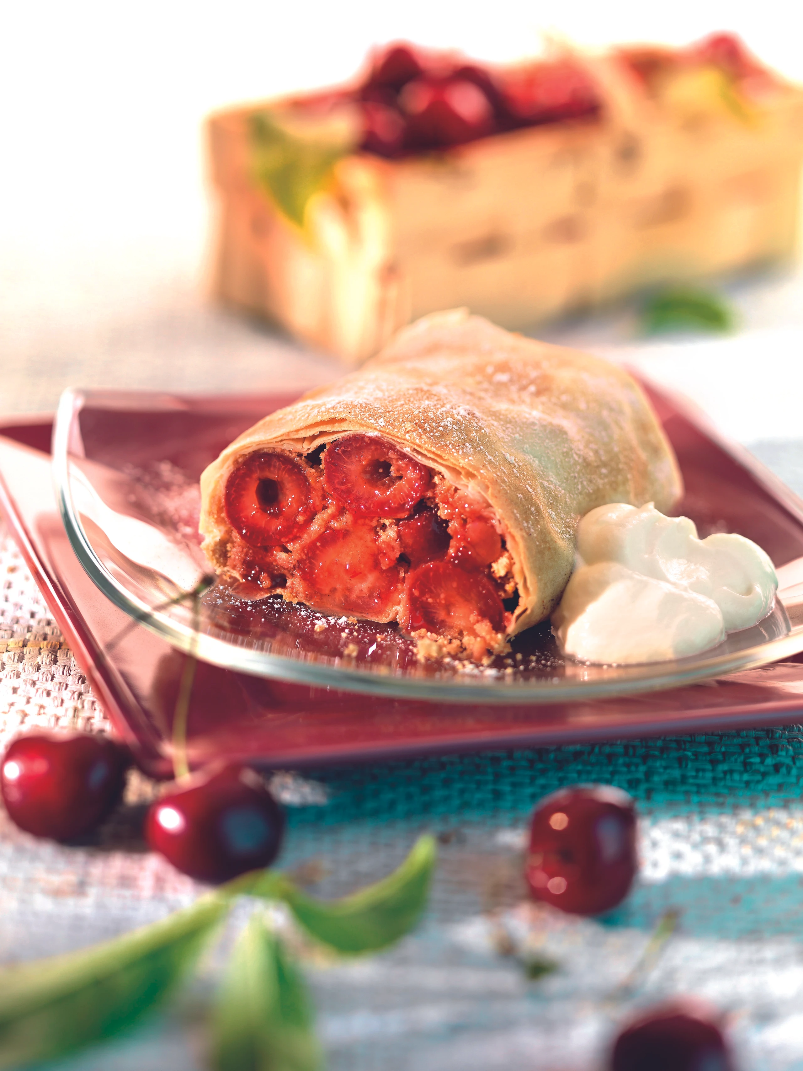 Kirschenstrudel mit Joghurt-Vanillesauce