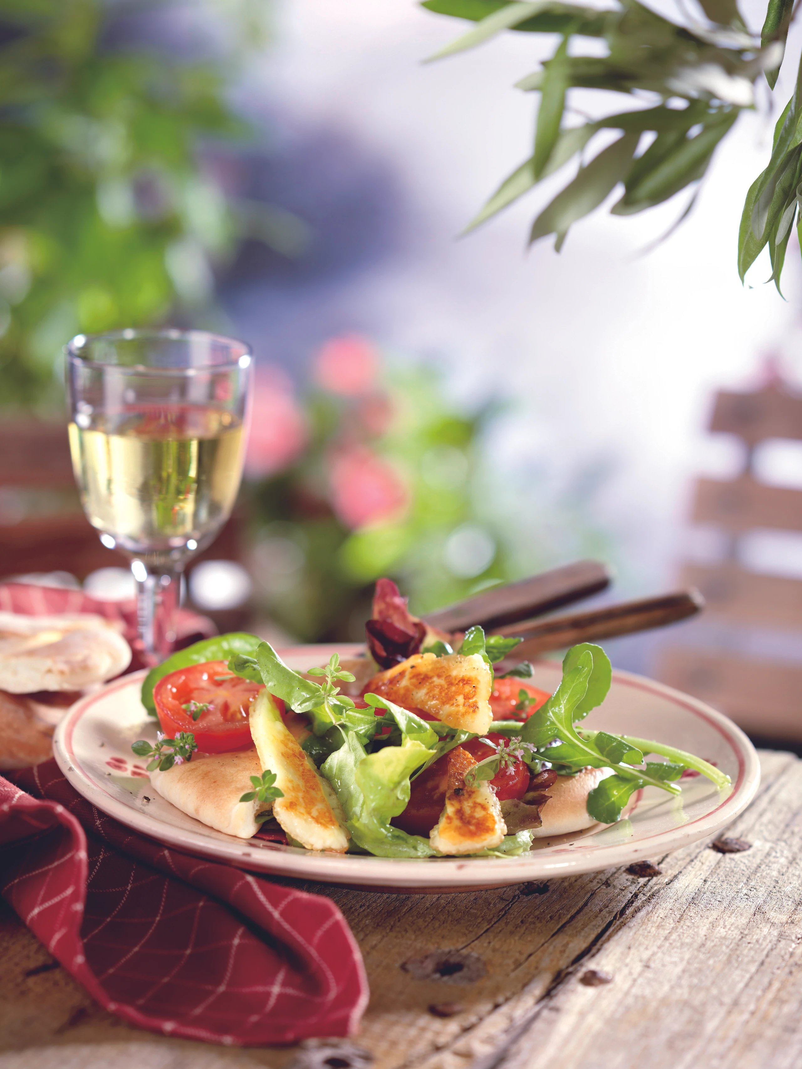 Halloumi-Salat mit Pitabrot