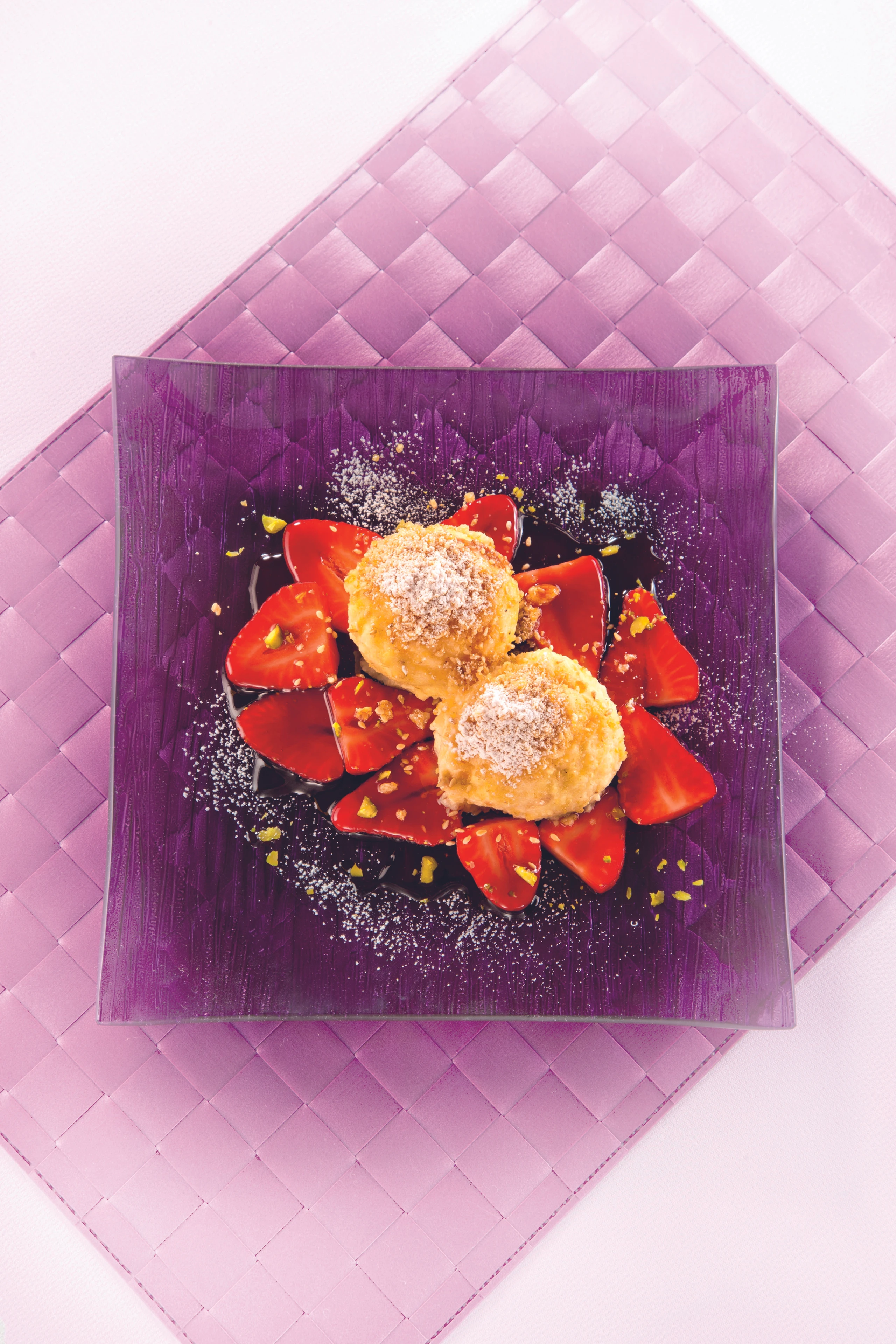 Topfenknödel mit Sesamkrokant und Balsamico-Erdbeeren