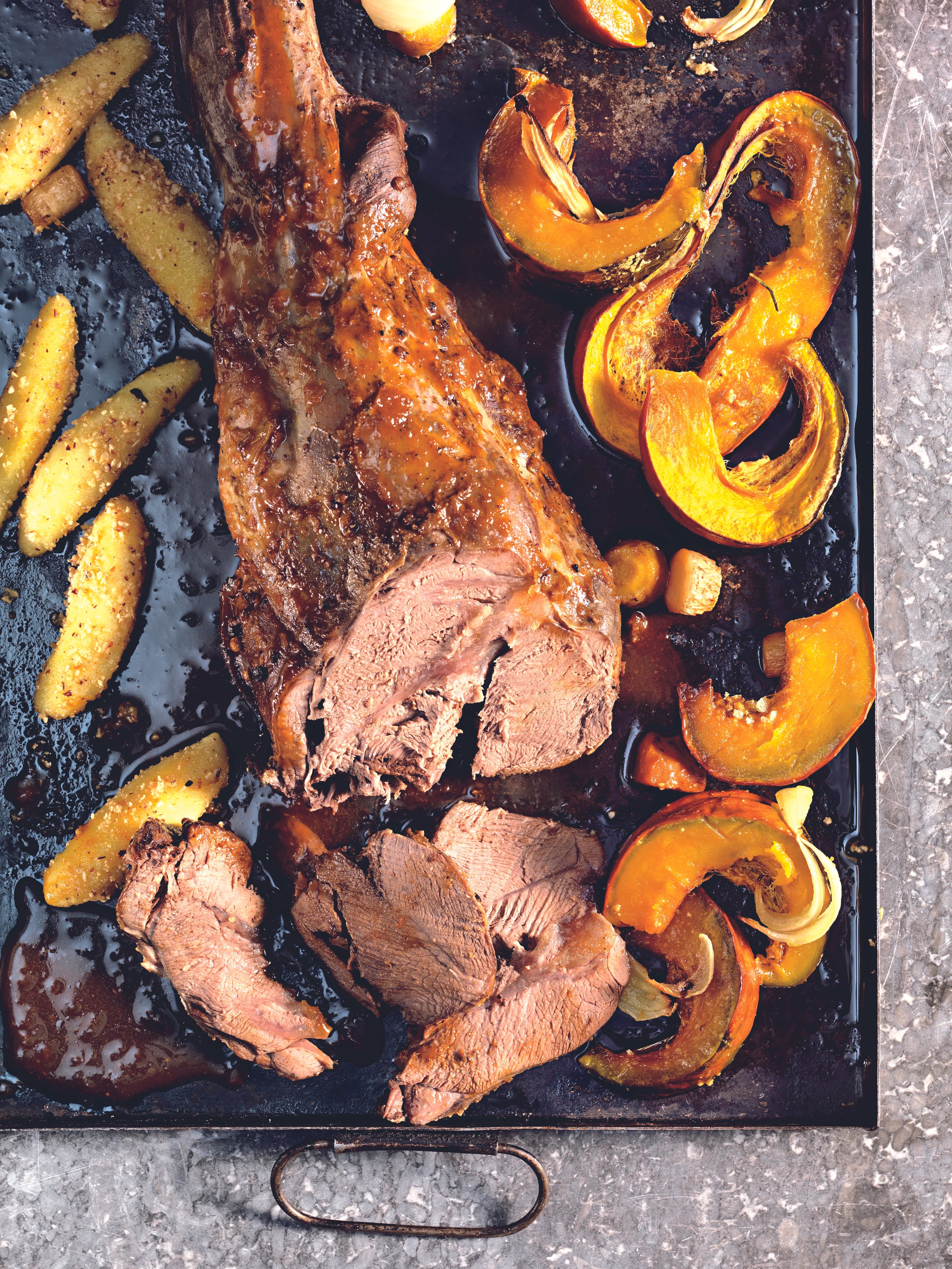 Rehschulter mit Erdäpfel-Nussnudeln und Kürbisgemüse