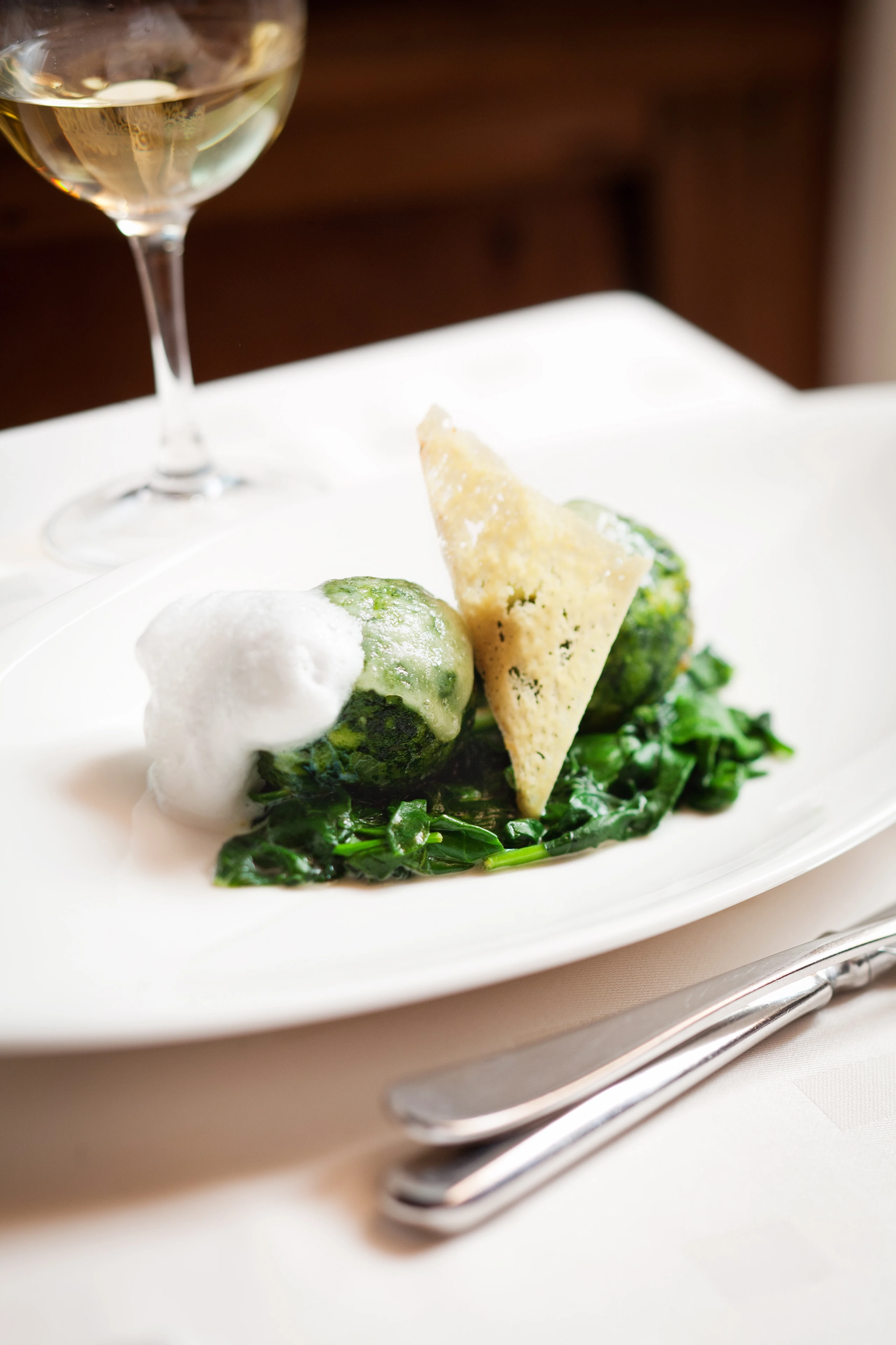 Spinat-Bergkäse-Knöderl mit Käsechips