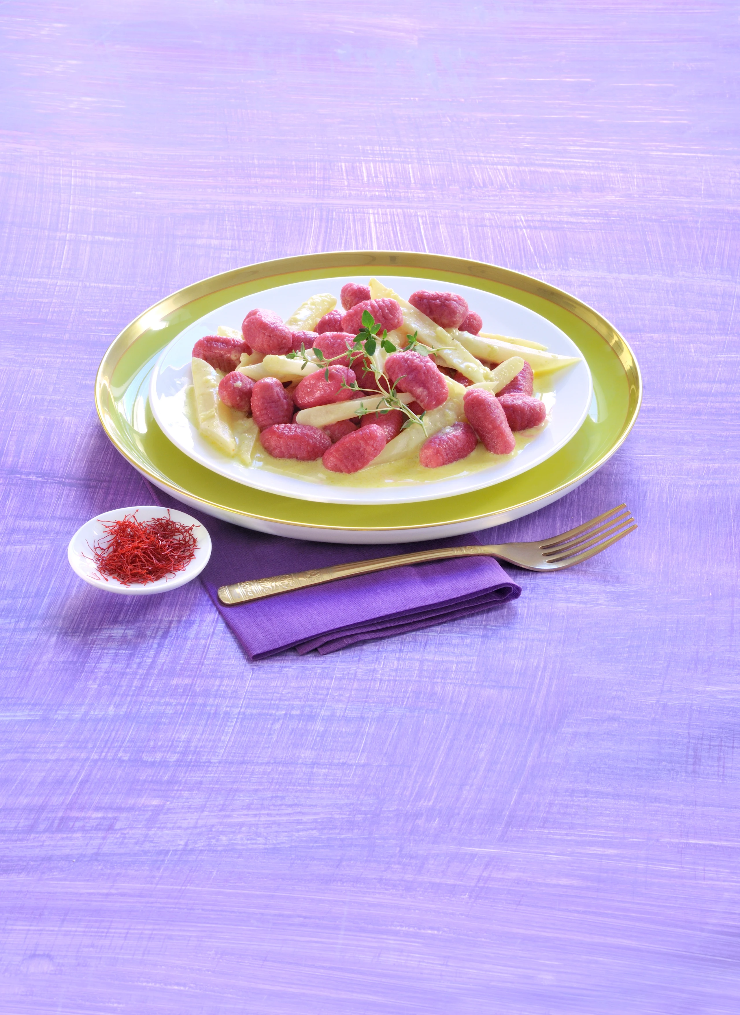 Schwarzwurzeln in Safransauce mit roten Gnocchi