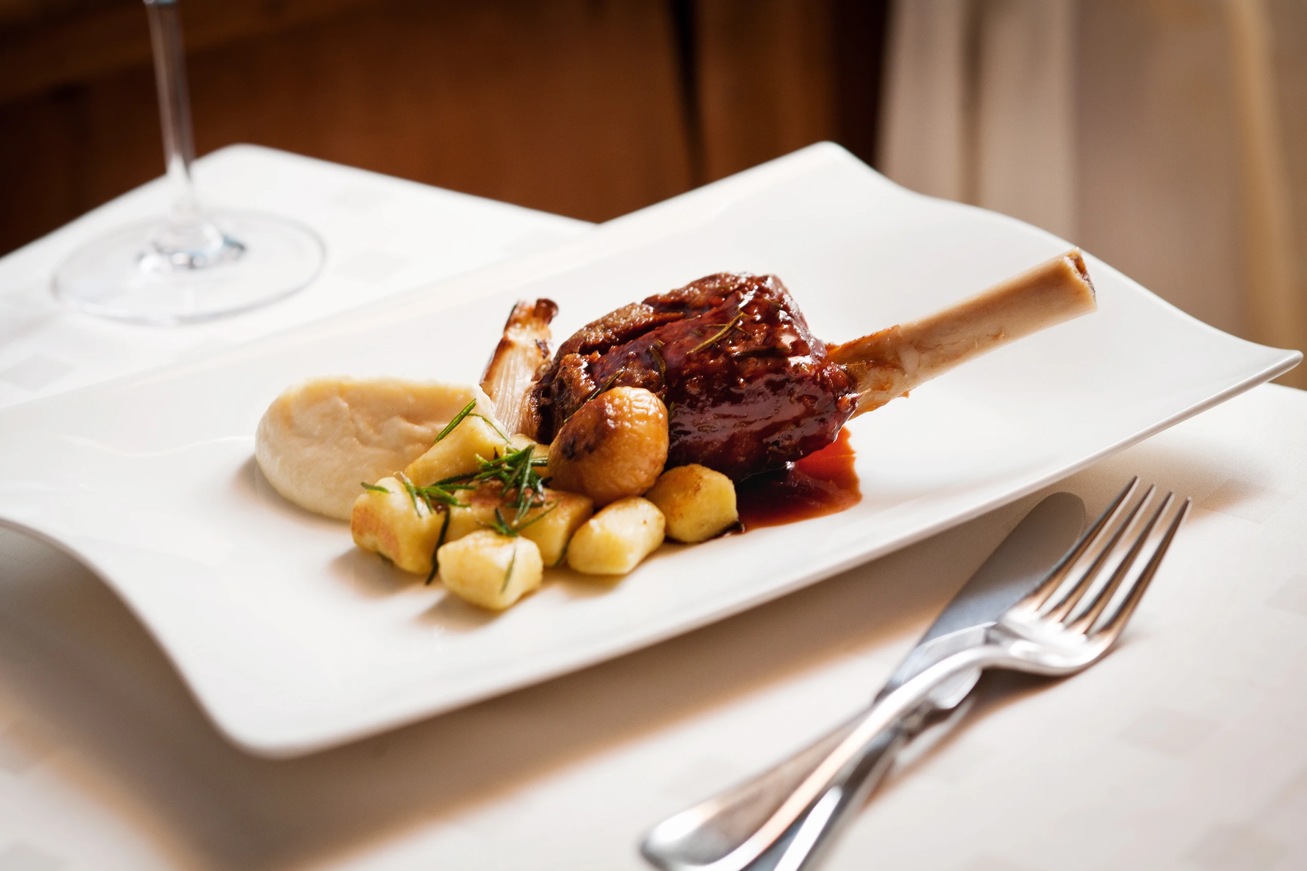 Lammstelze mit Rosmarin-Gnocchi und Petersilpüree