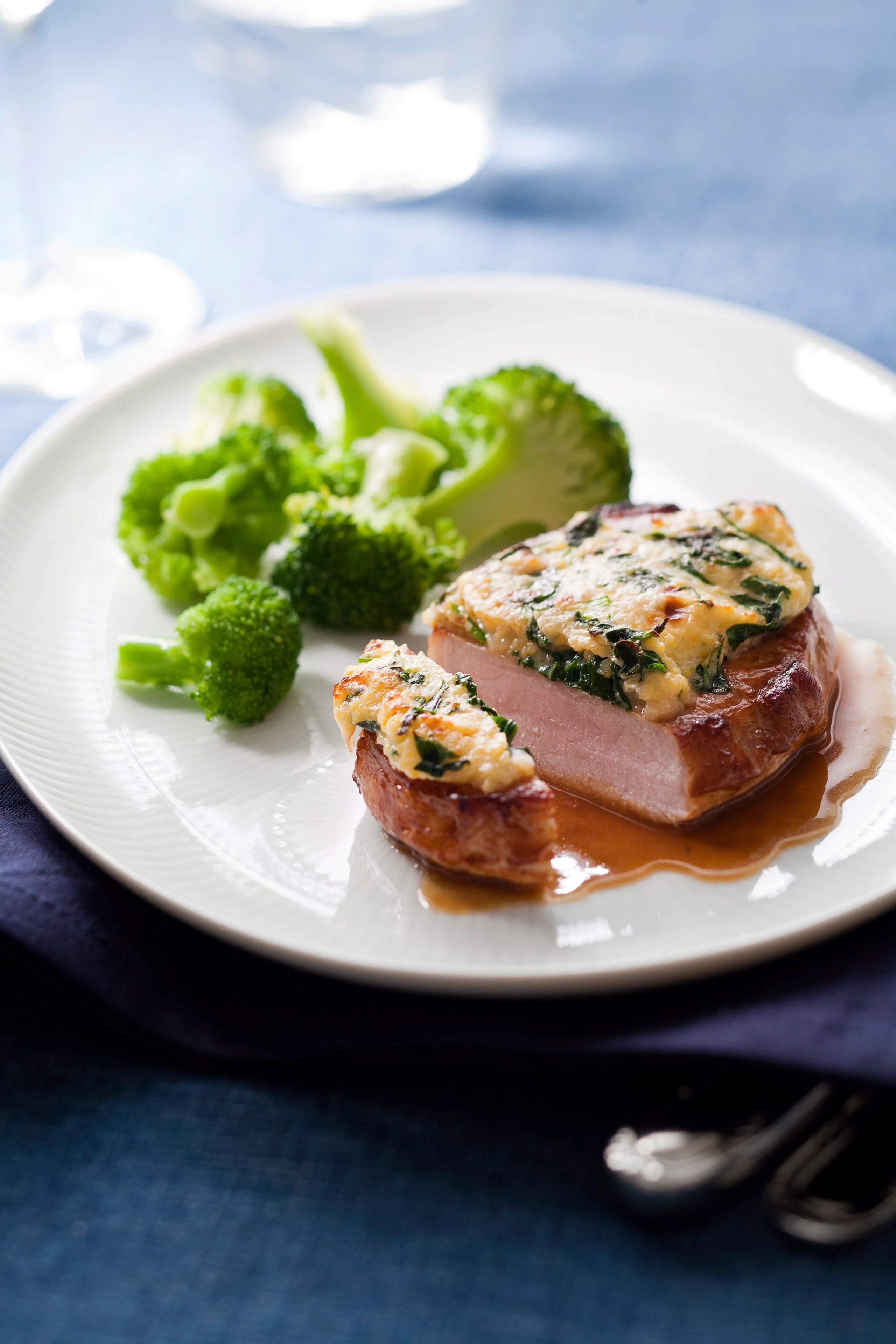 Steaks mit Polentakruste und Brokkoli