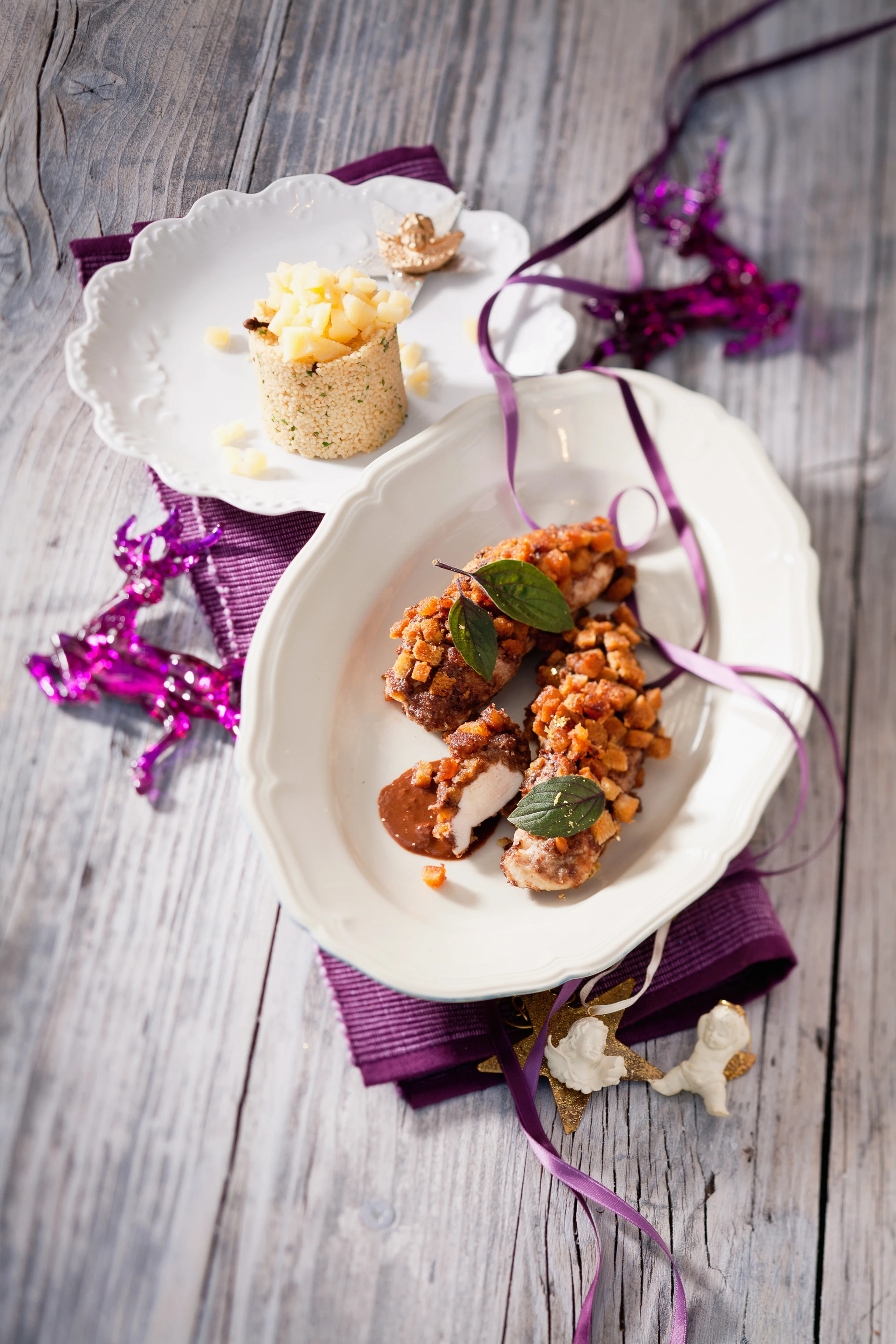 Pollo in Mole und Knusperkruste mit Nelken-Sherry-Couscous