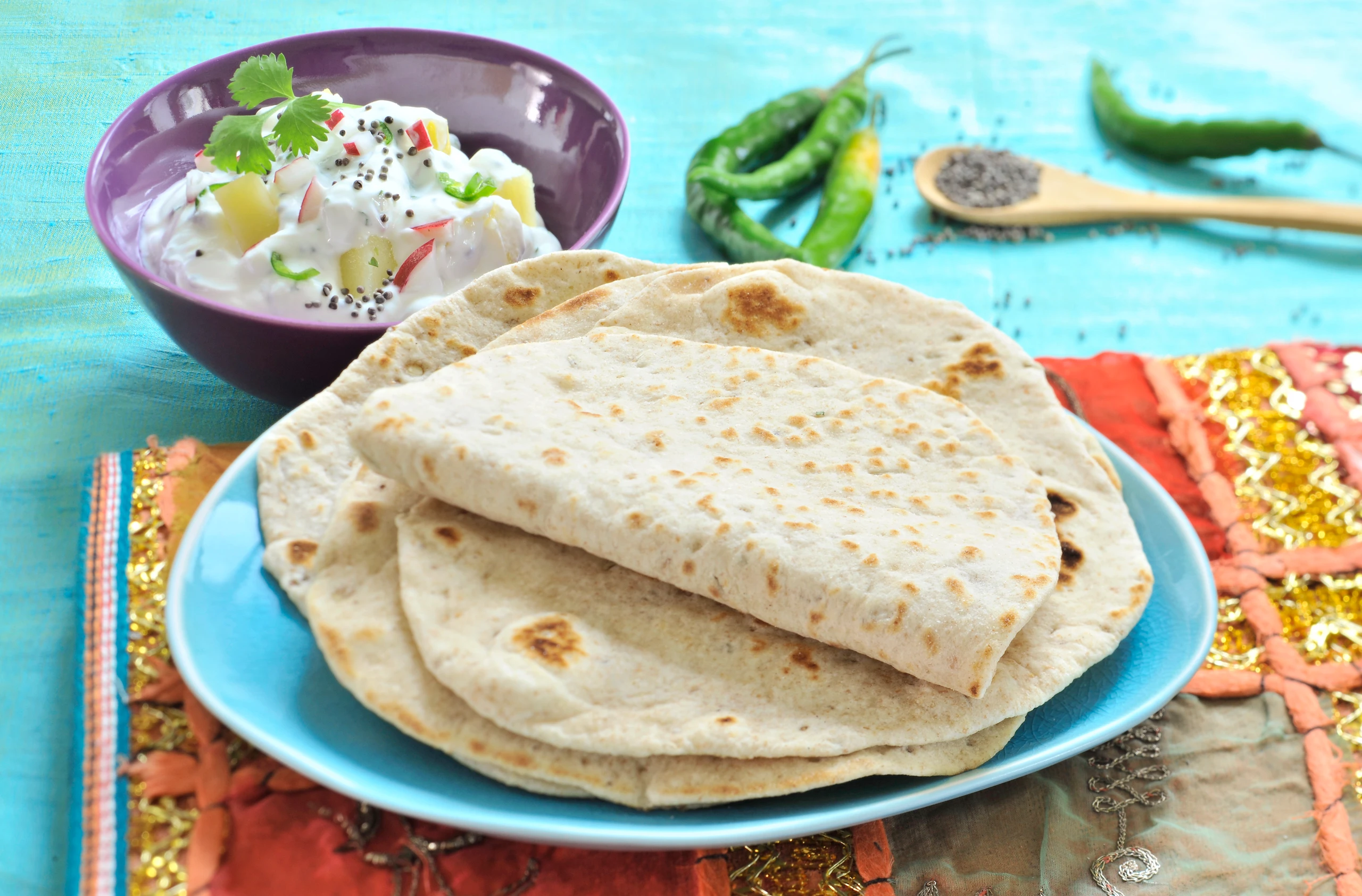 Fenchel-Koriander-Fladen mit Erdäpfel-Radieschen-Raita