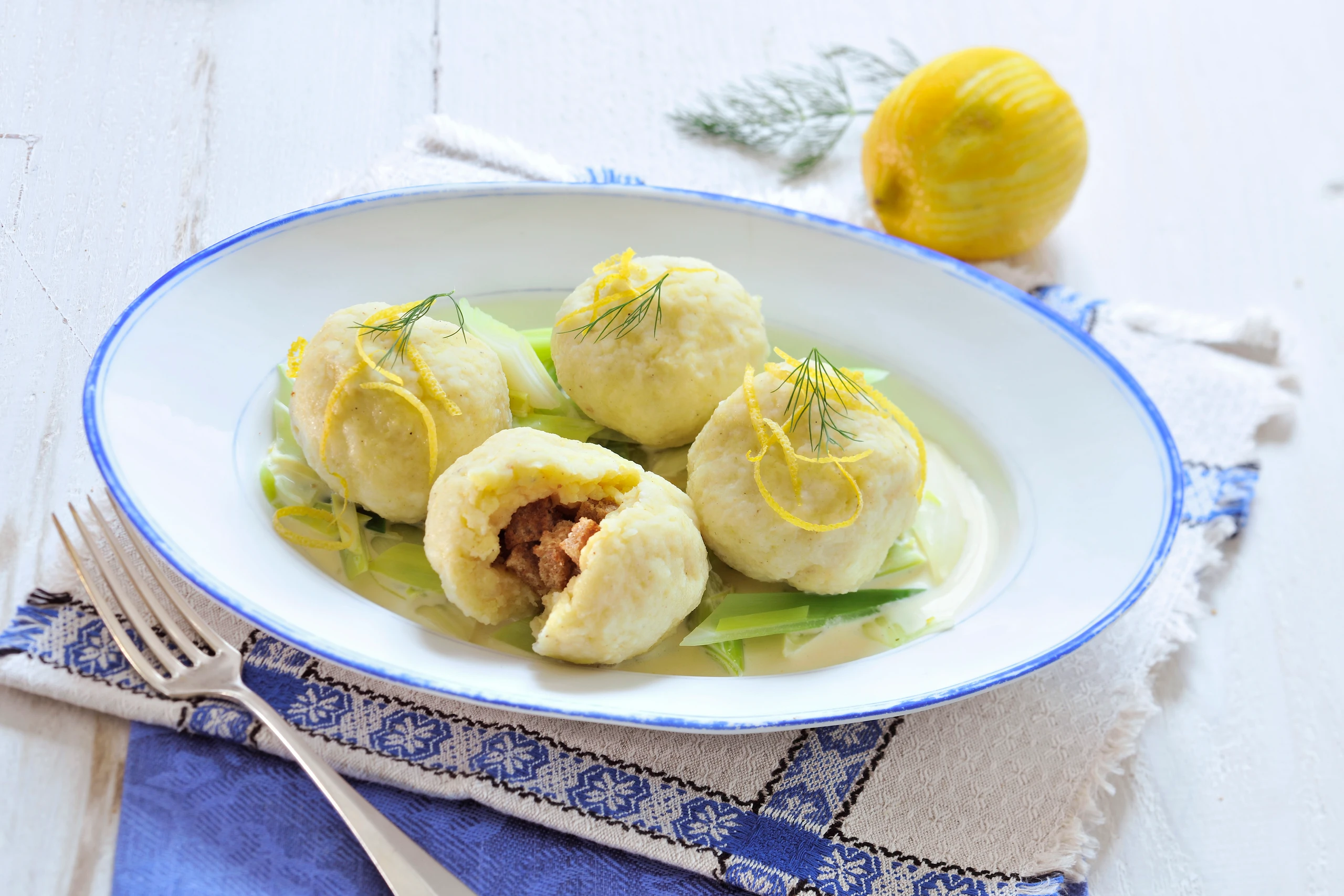 Erdäpfelknödel mit Brotfülle und Lauchgemüse