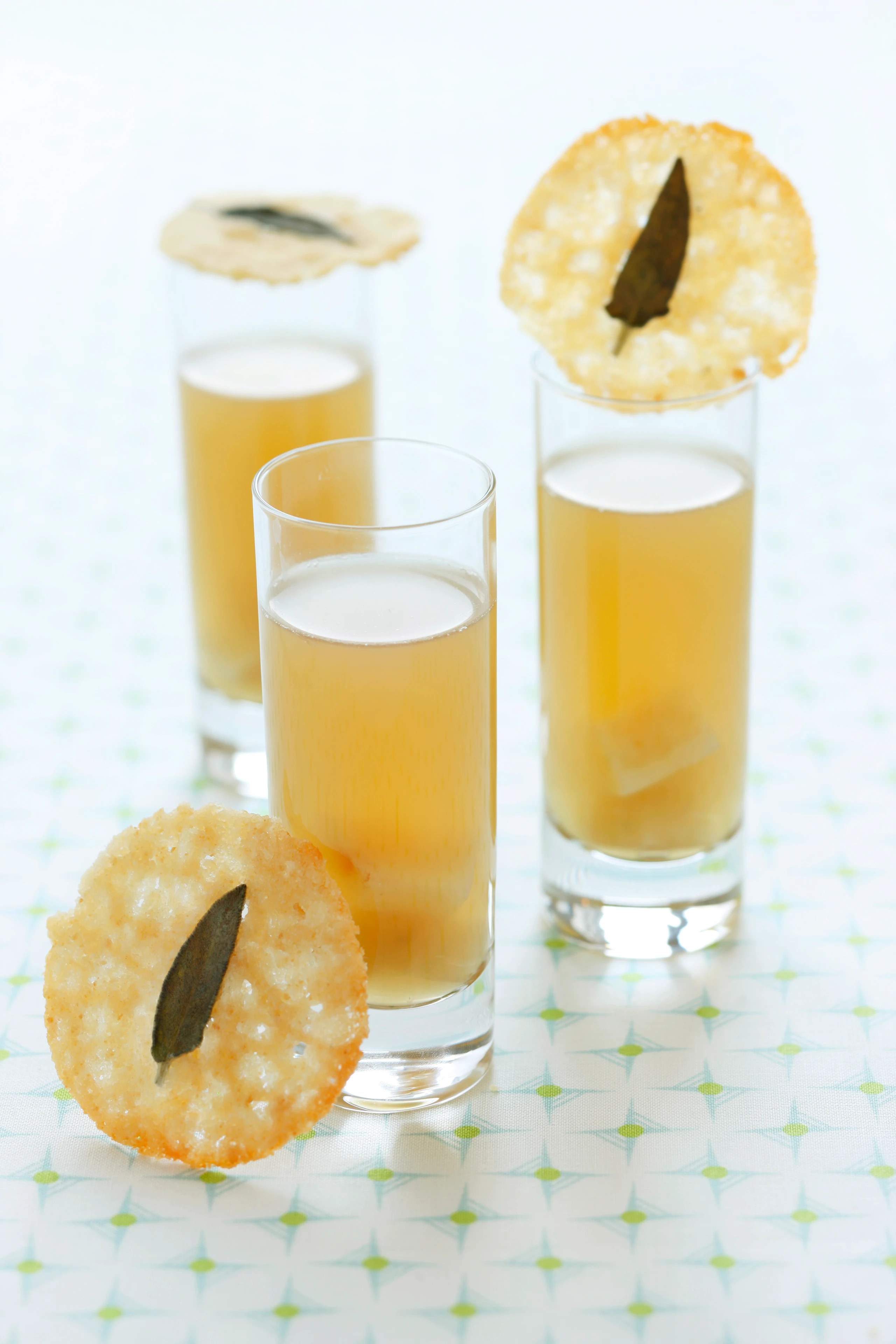 Sellerieconsommé mit Salbeicrackern