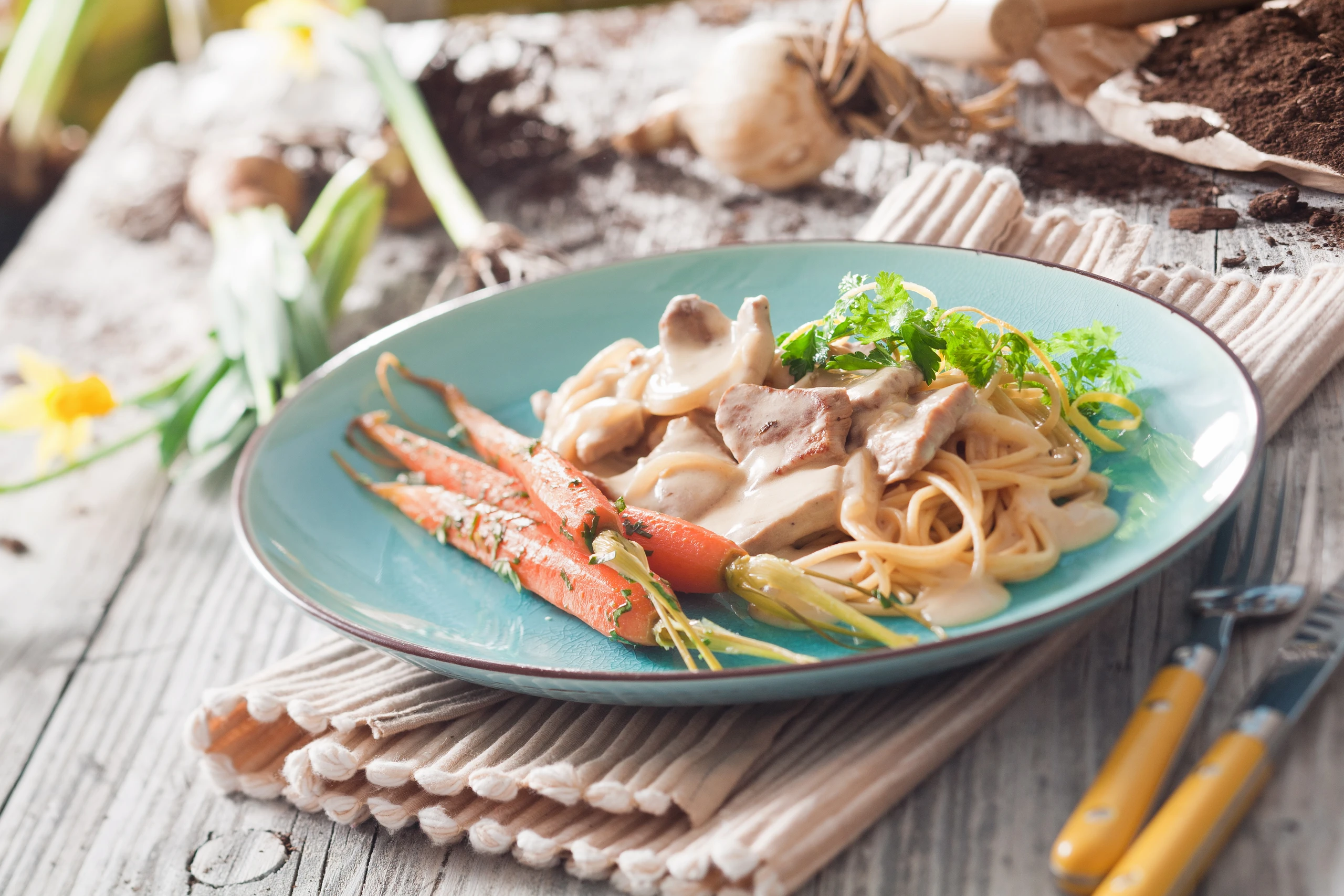 Kalbsgeschnetzeltes auf Spaghetti mit Petersil-Karotten