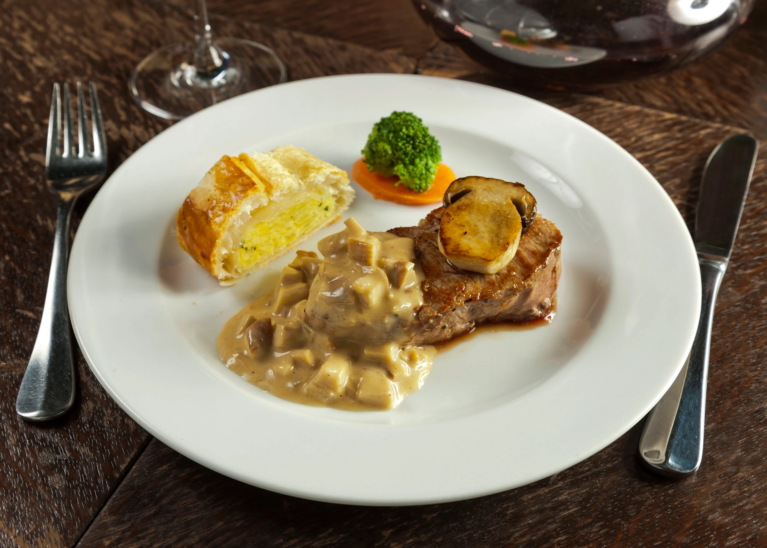 Kalbssteak mit Steinpilzsauce und Erdäpfelstrudel