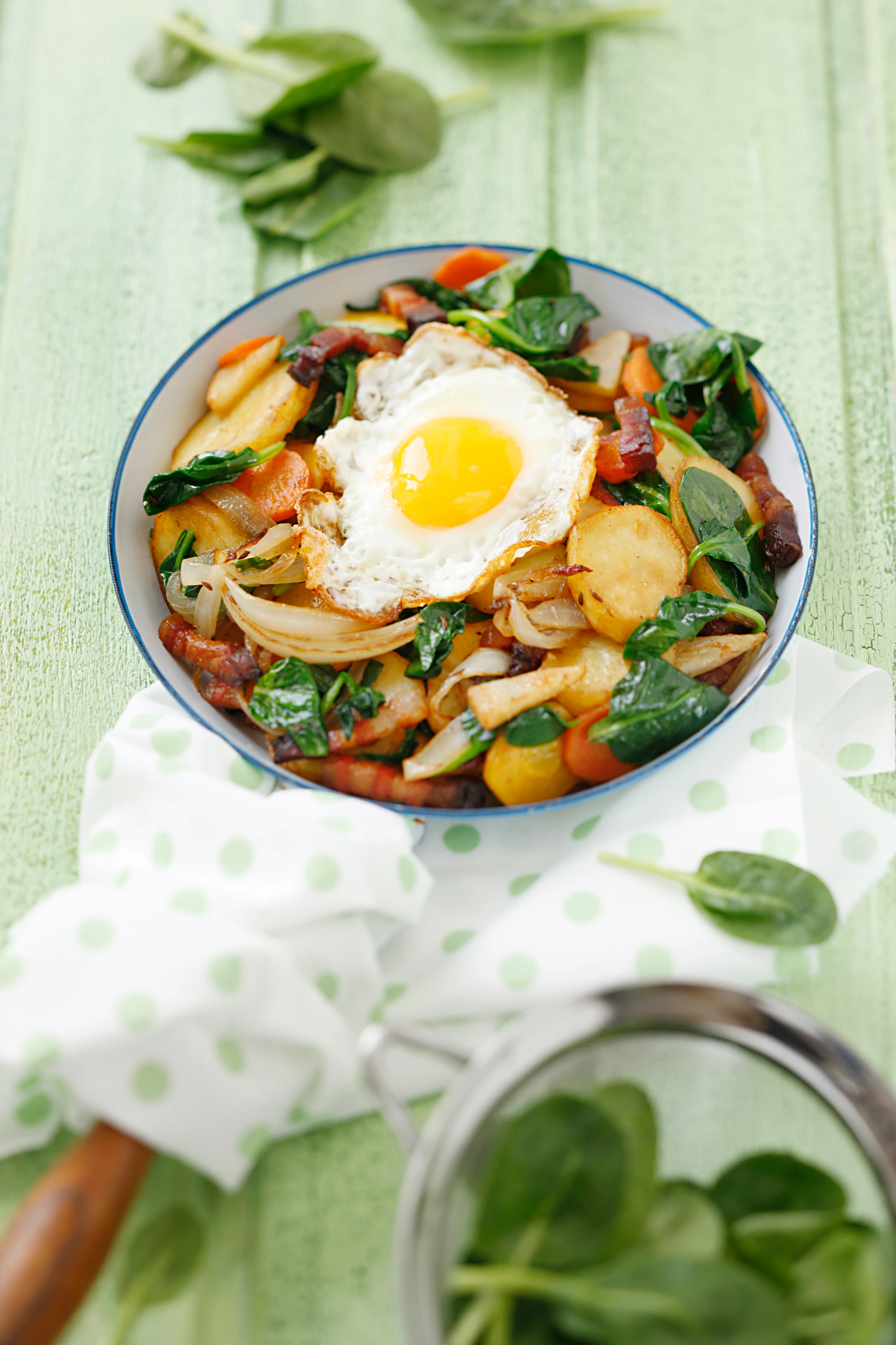 Spinat-Gemüsegröstl mit Speck und Spiegelei