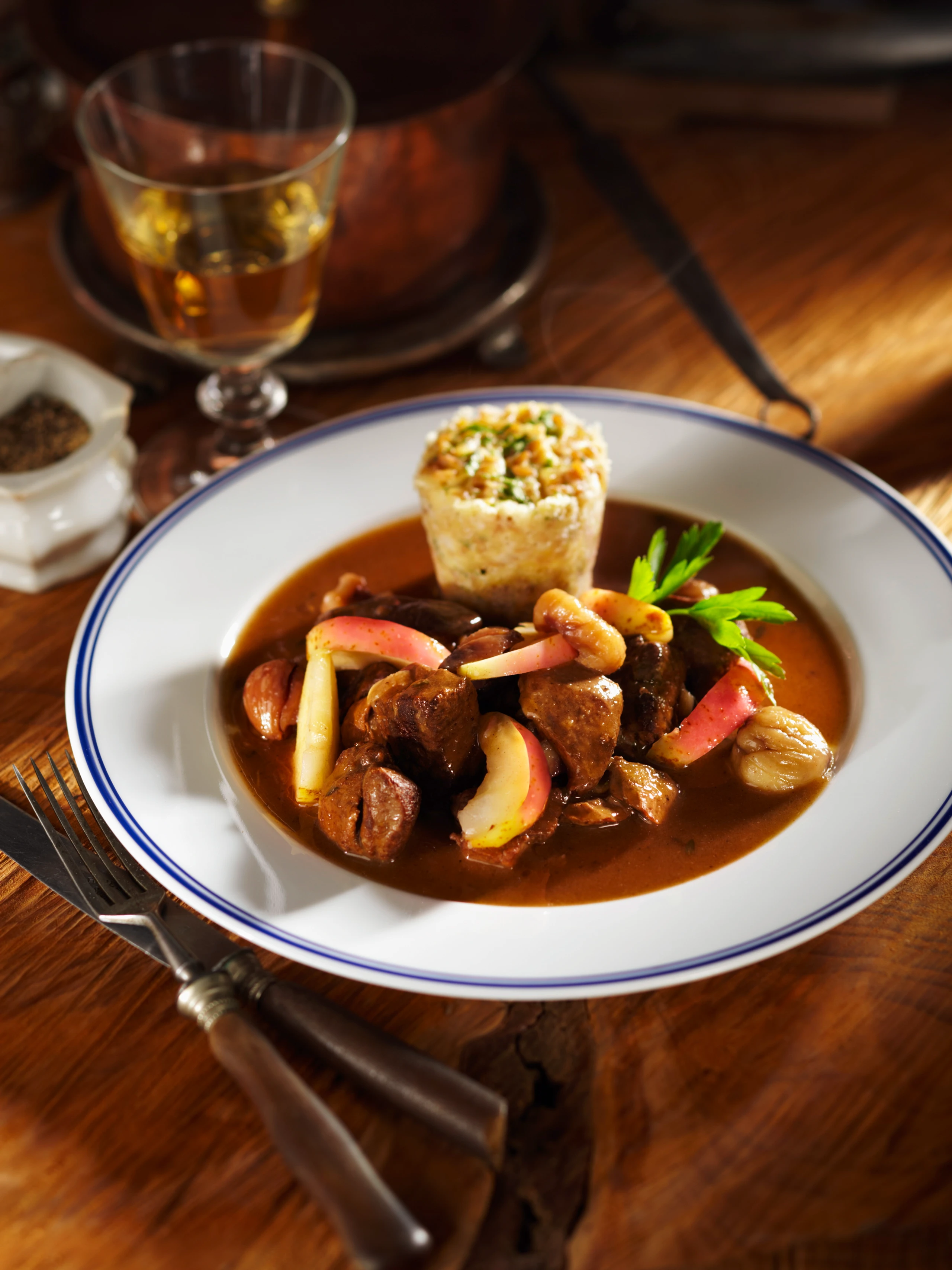 Gamsragout mit Äpfeln und Einkornauflauf