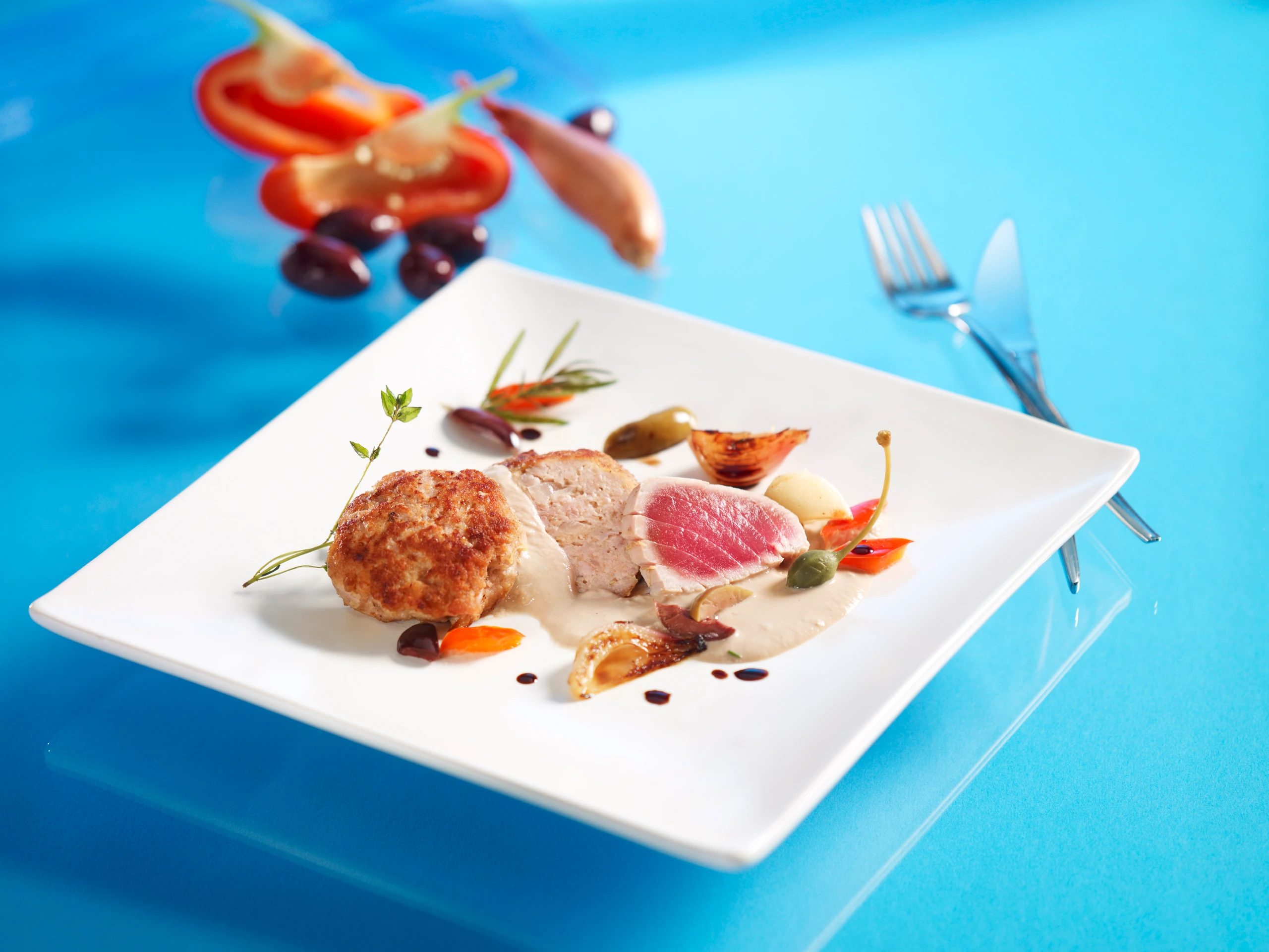 Butterschnitzerl mit Thunfischsauce und Schmorgemüse