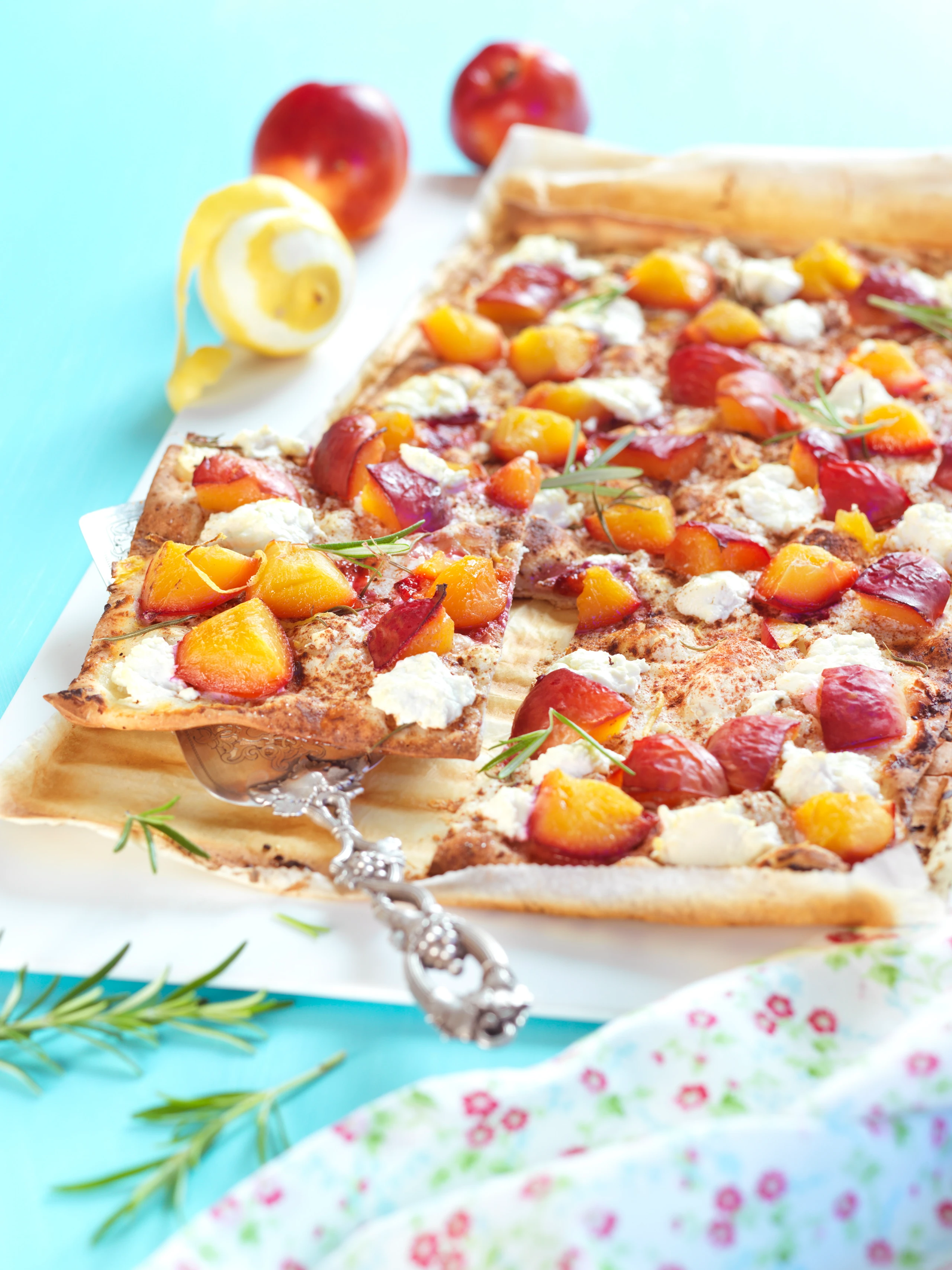 Nektarinen-Topfen-Flammkuchen mit Rosmarin