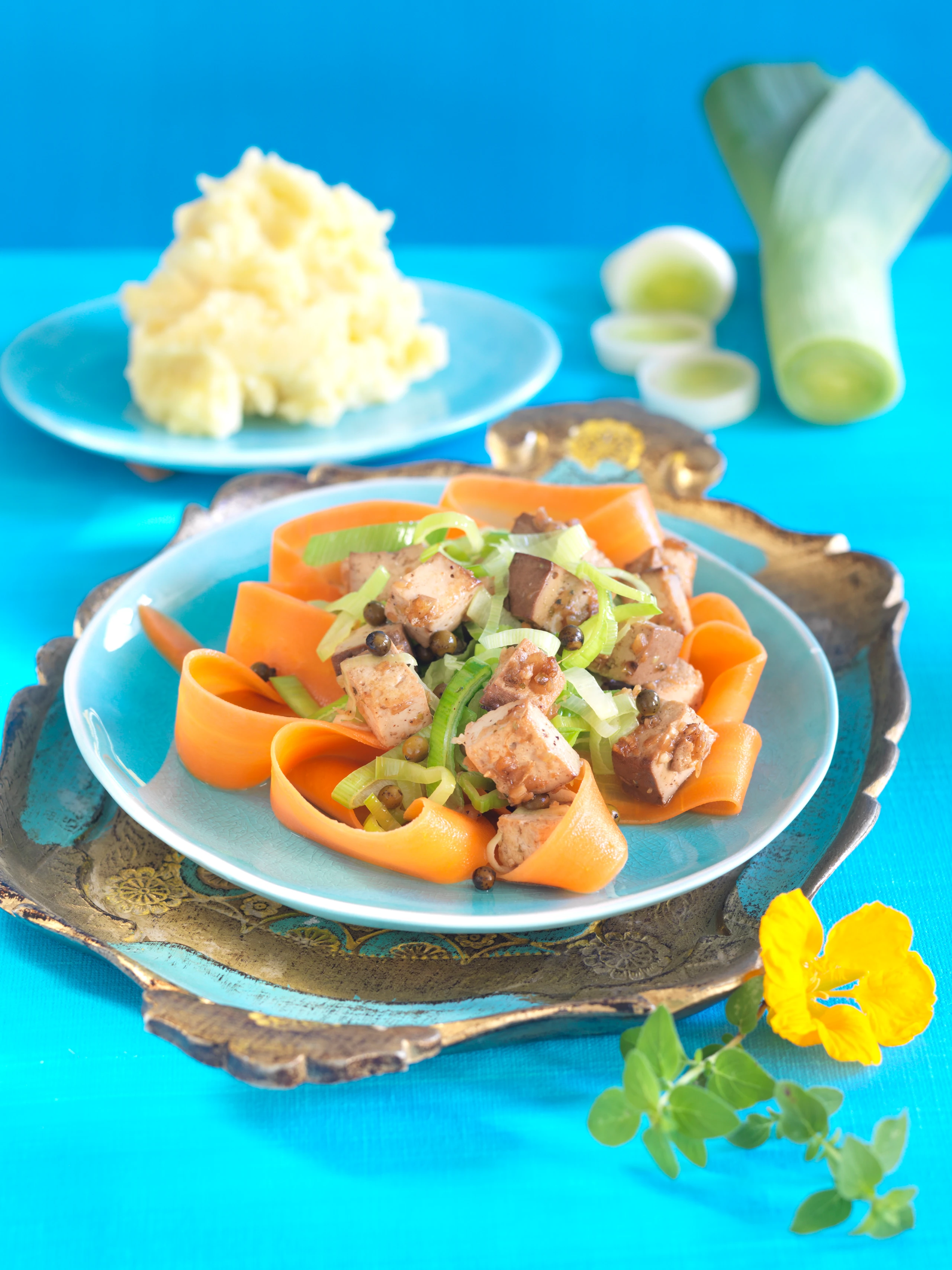 Gebratener Tofu mit Lauch und Karotten